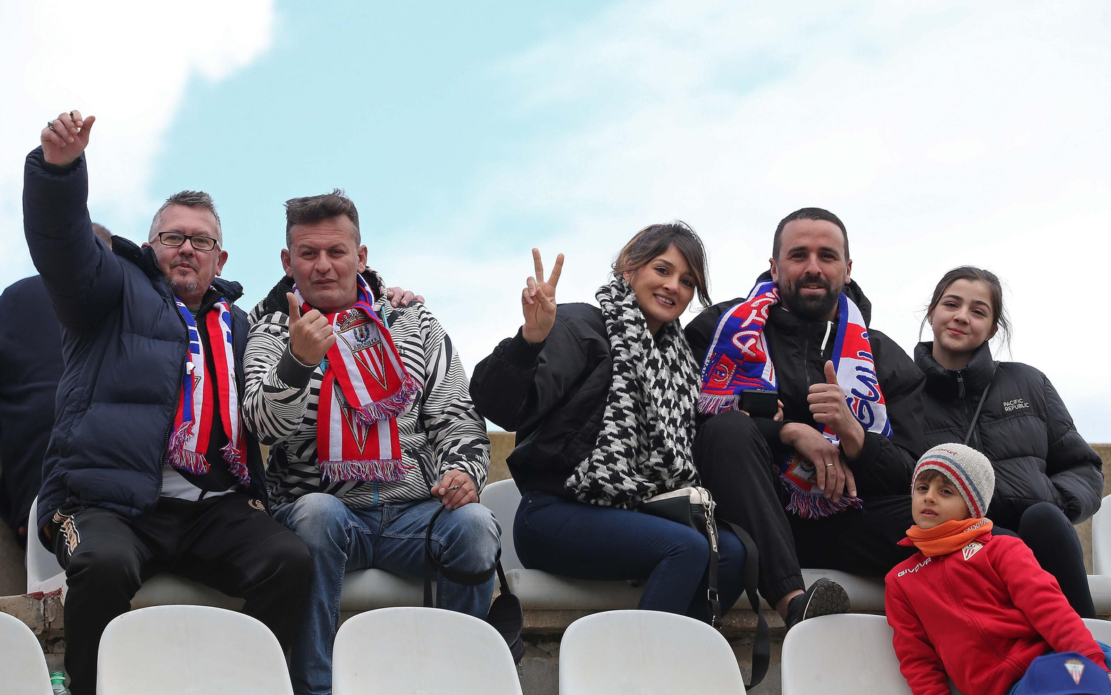 Fotos de la afición durante el Algeciras - Badajoz en el Nuevo Mirador