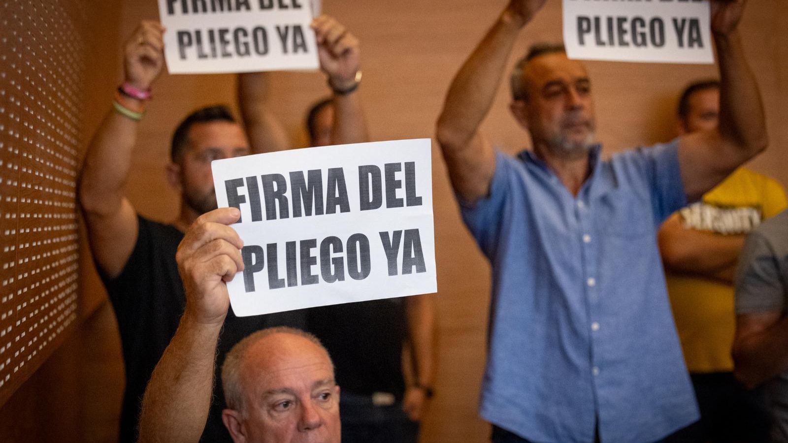 Representantes de la plantilla de la concesionaria del servicio de limpieza viaria y recogida de basuras reclamaron la elaboración del pliego. Representantes de la plantilla de la concesionaria del servicio de limpieza viaria y recogida de basuras reclamaron la elaboración del pliego.