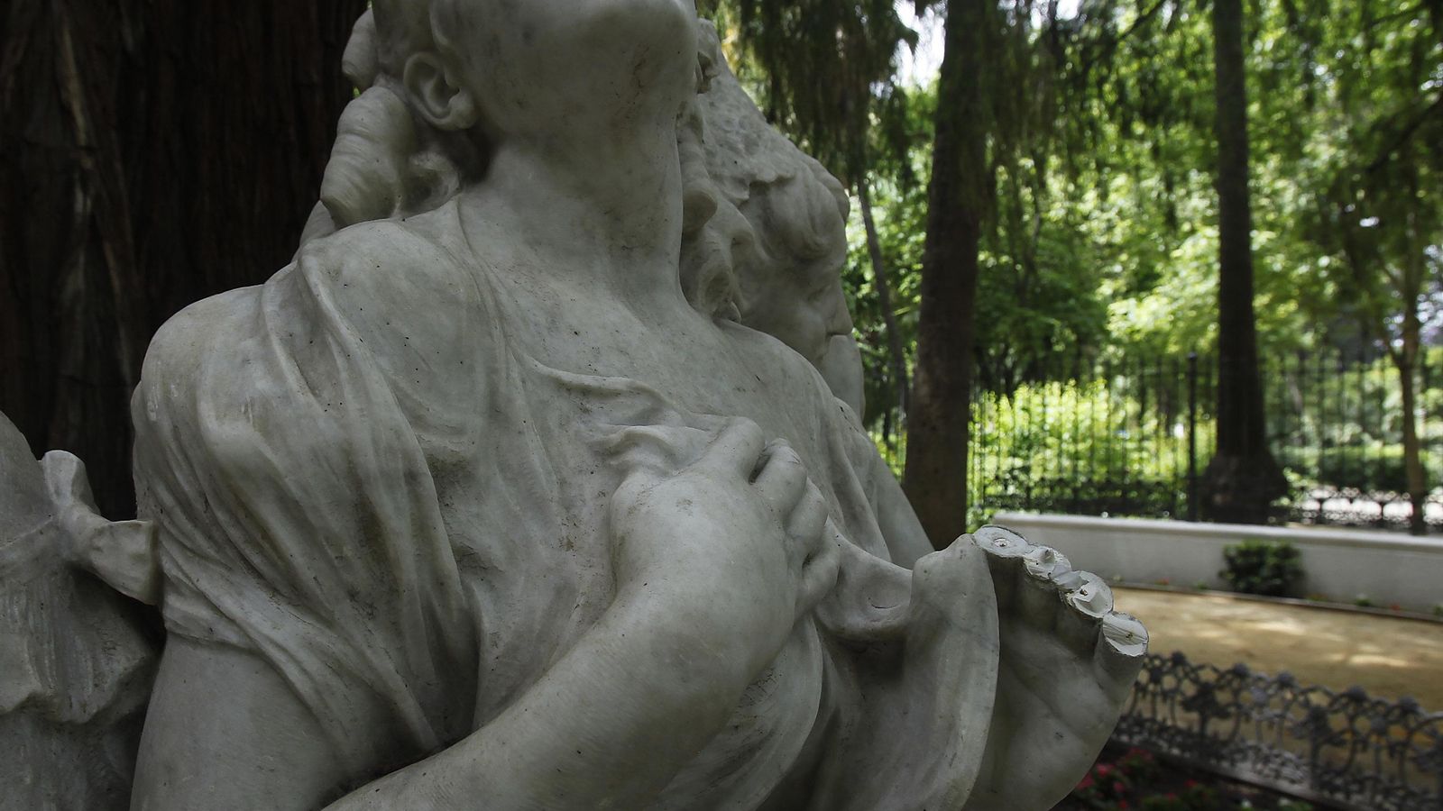 Una de las esculturas del monumento a Bécquer con los dedos arrancados.