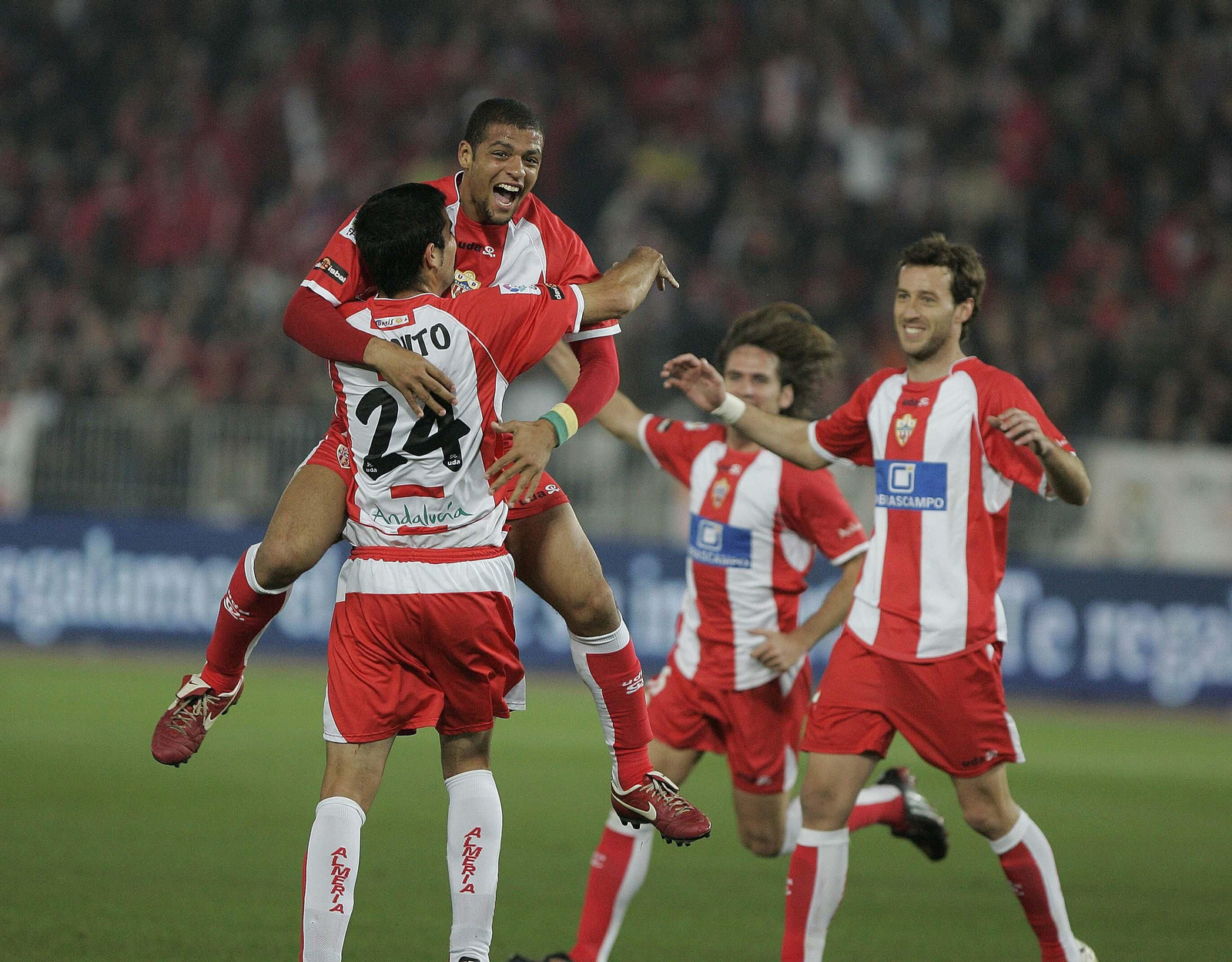 Felipe Melo felicita a Juanito tras anotar el malagueño el primer gol en ese triunfo ante el Madrid