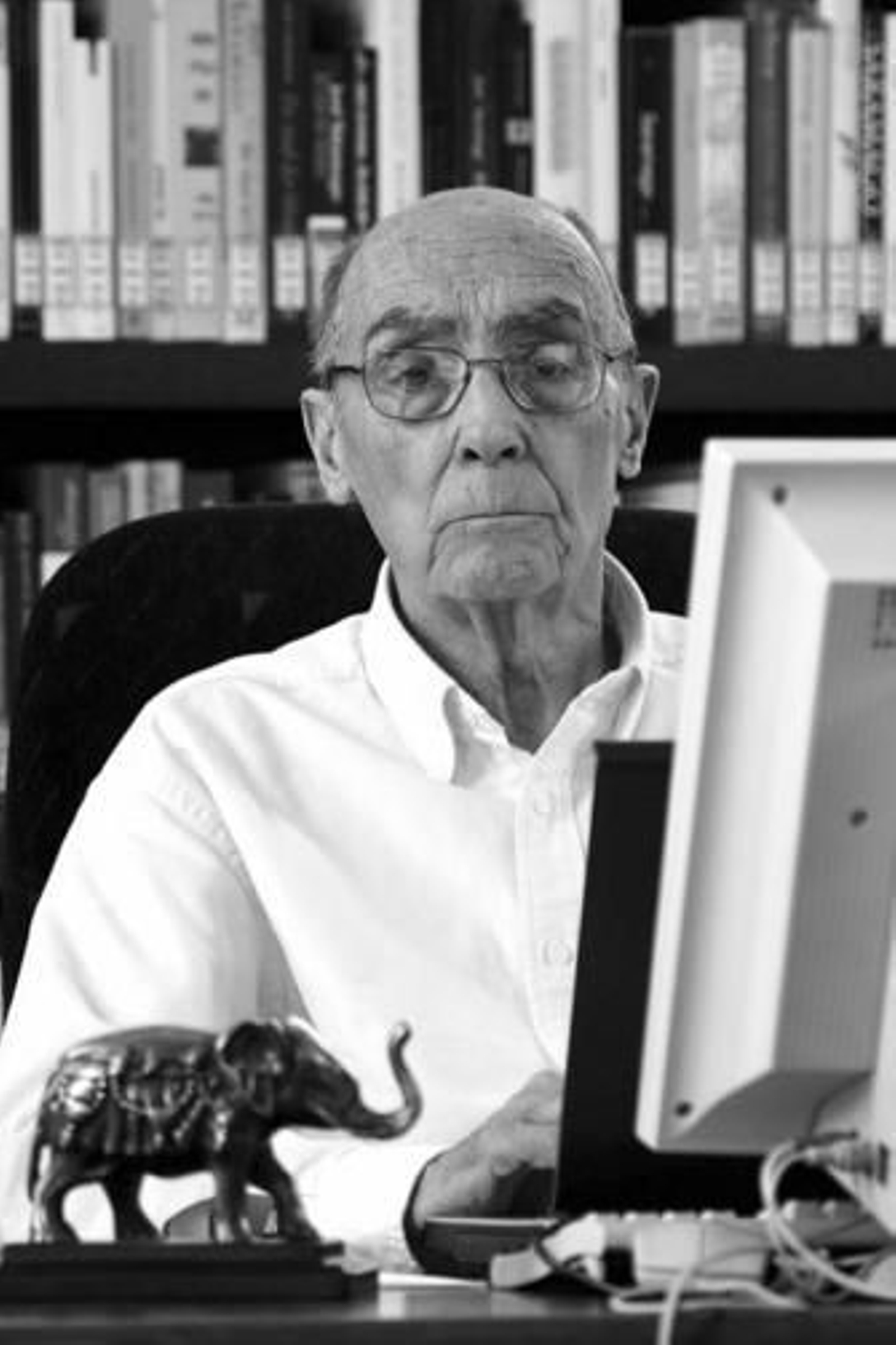 El Nobel portugués José Saramago, en el estudio de su residencia en Lanzarote.