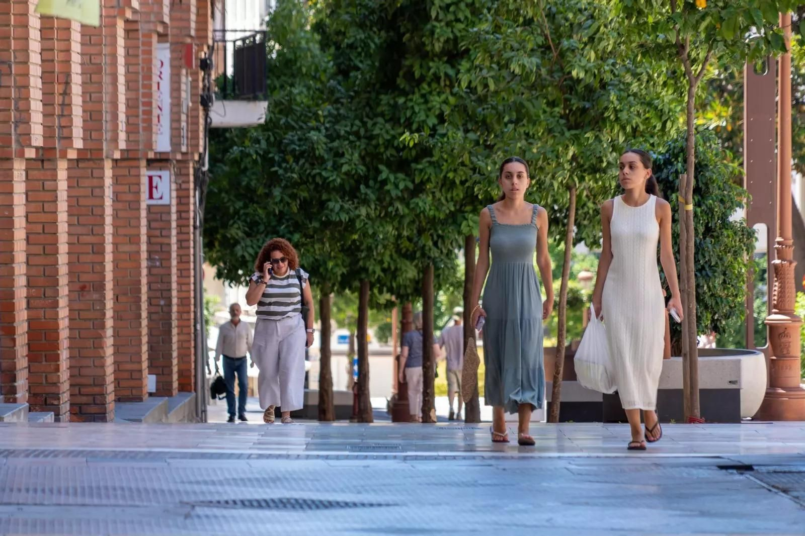 Varias personas caminando por las calles de Huelva.
