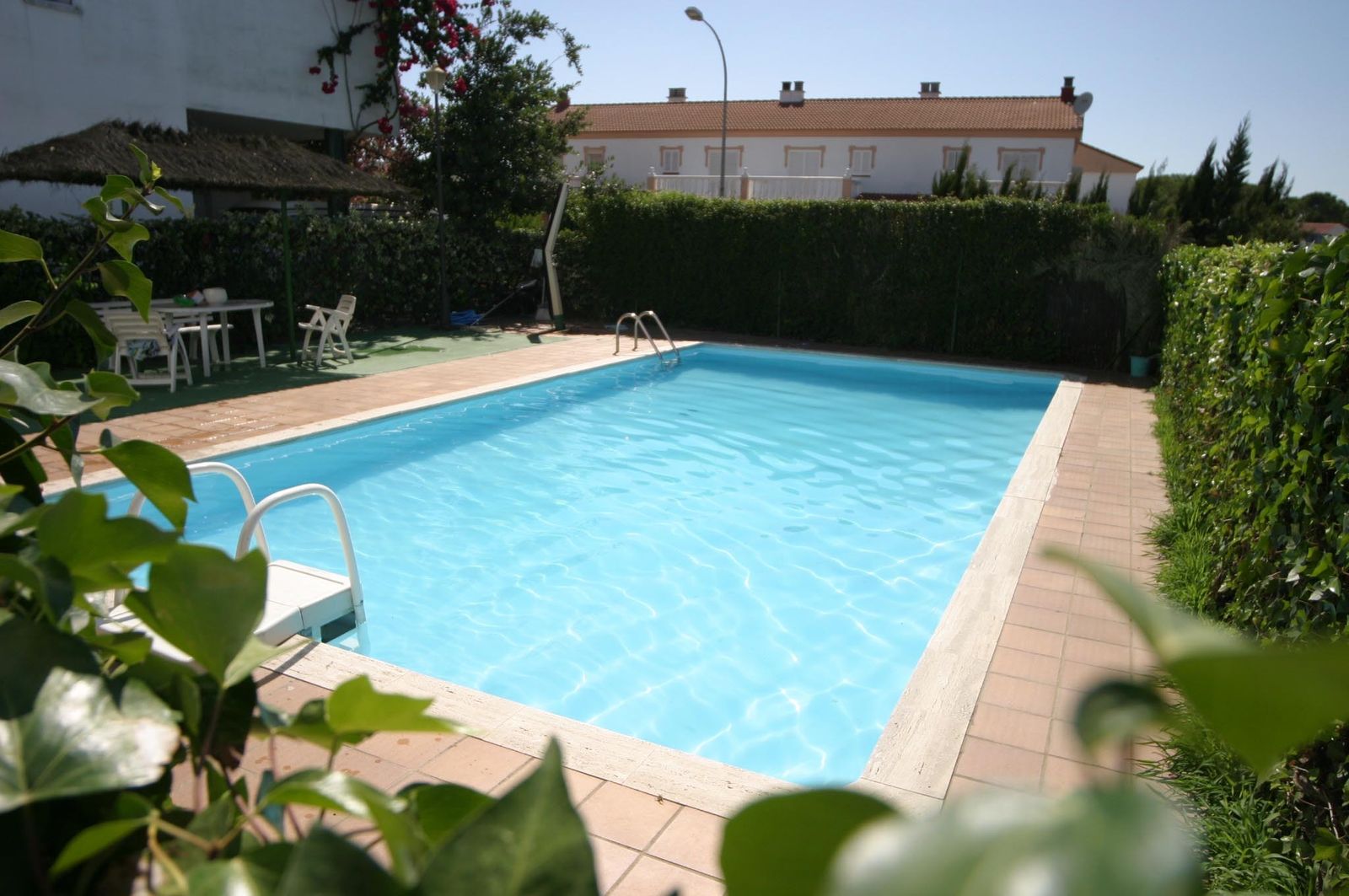 Imagen de archivo de una piscina de una urbanización privada.