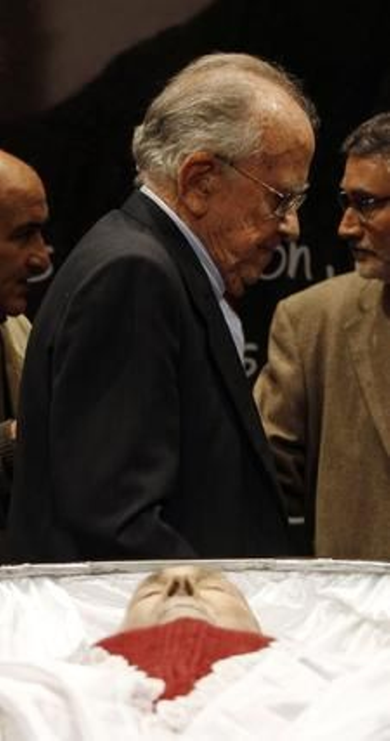 Santiago Carrillo en la capilla ardiente.

Foto: EFE