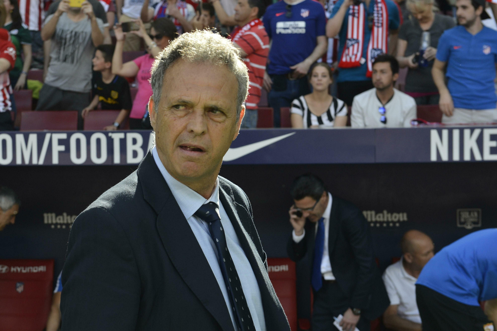 Joaquín Caparrós, con rostro serio, antes del comienzo del partido.