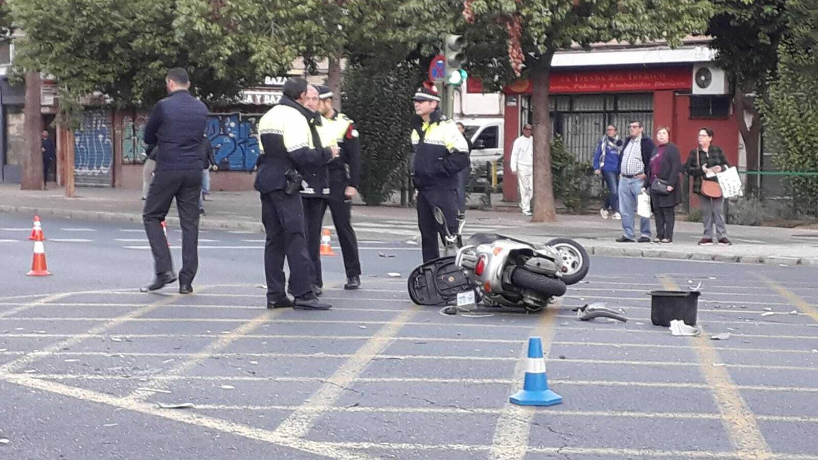 La moto, tendida en mitad de la calzada.