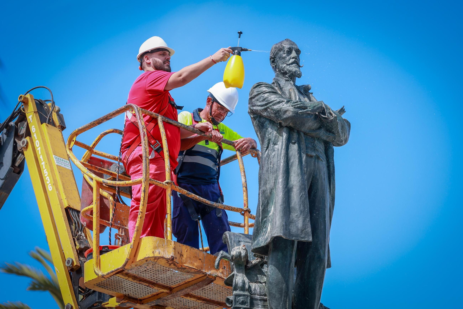 Limpieza del monumento a Moret.