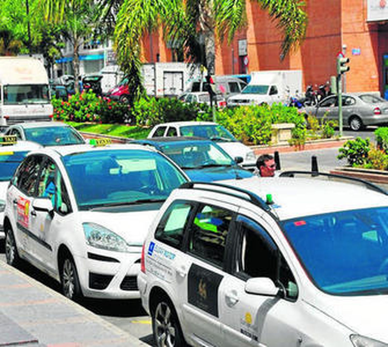 Taxis en una parada de Fuengirola.