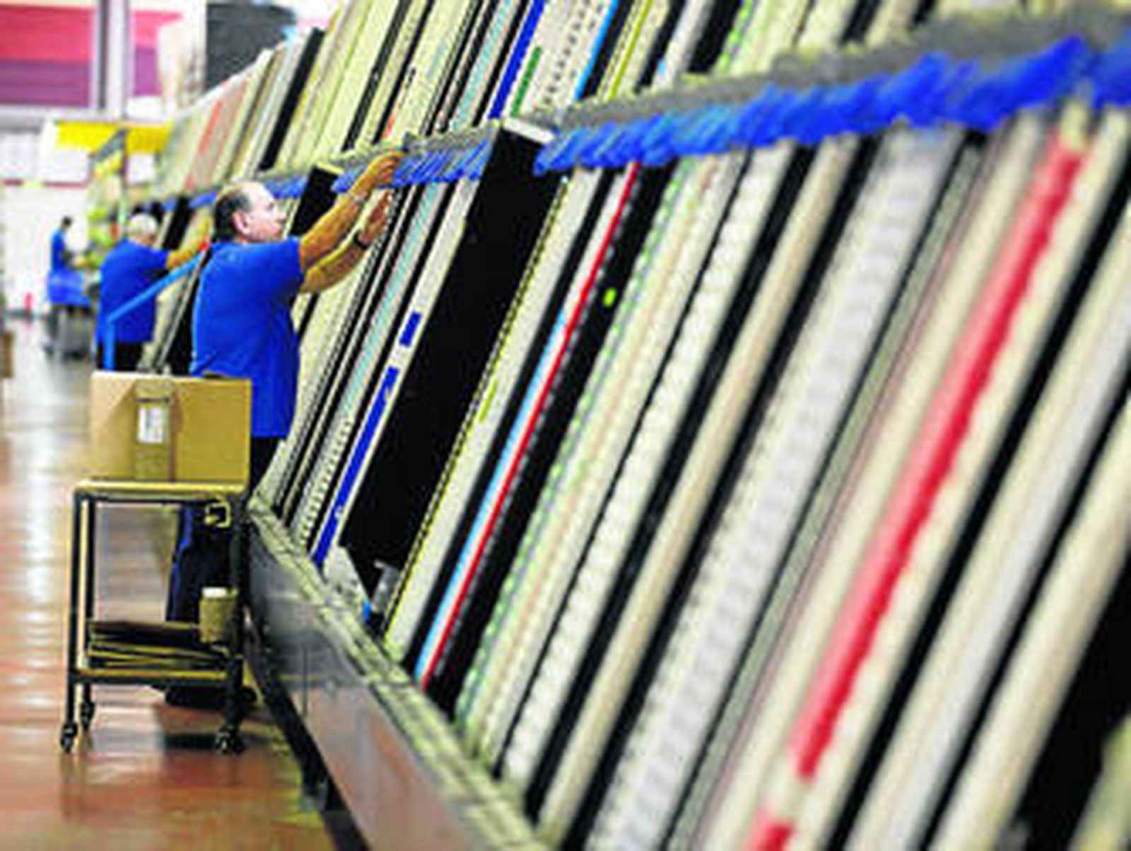 Trabajadores de Cofarán en el almacén de la cooperativa.