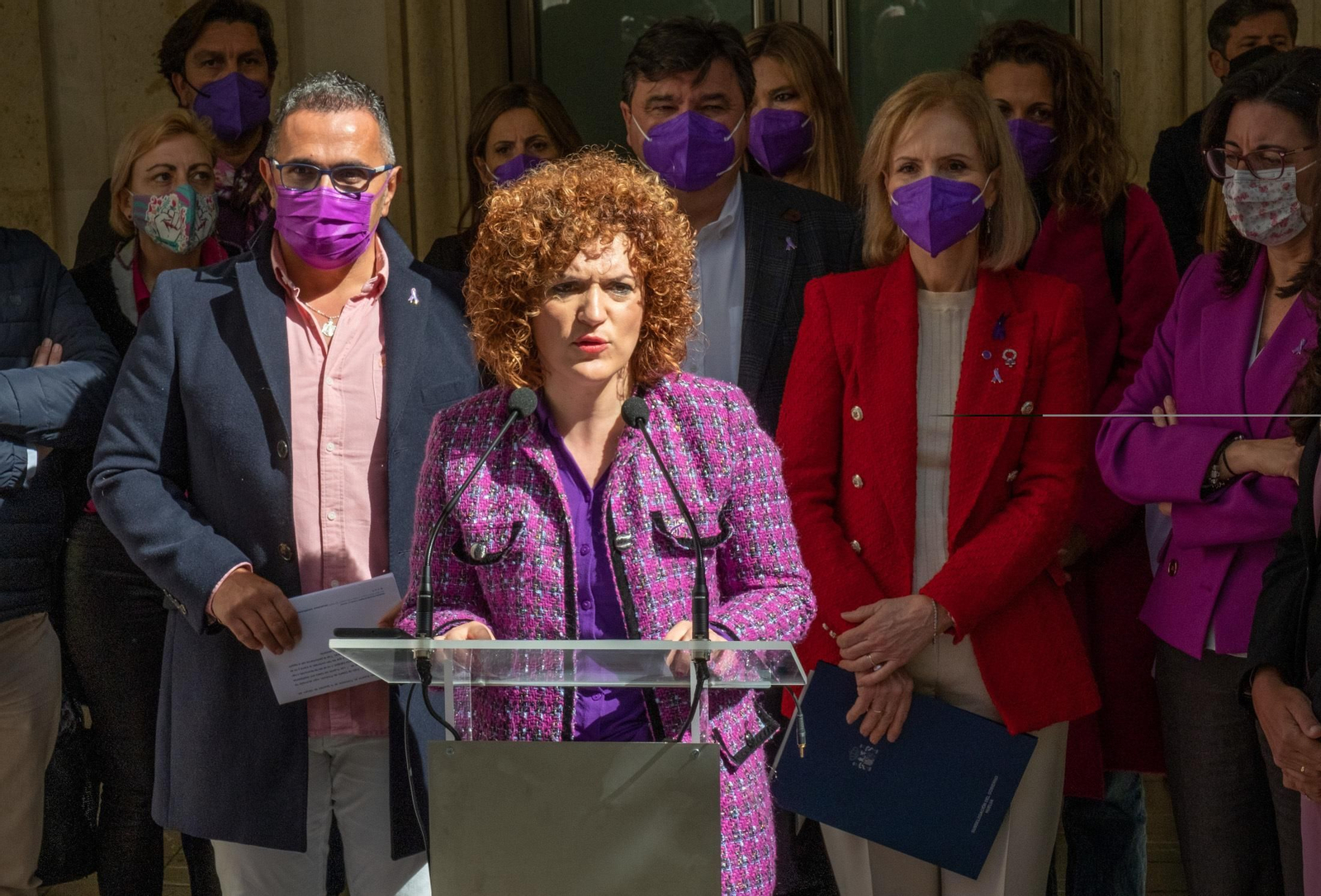 Lectura del manifiesto en la puerta de la Diputación Provincial de Huelva.