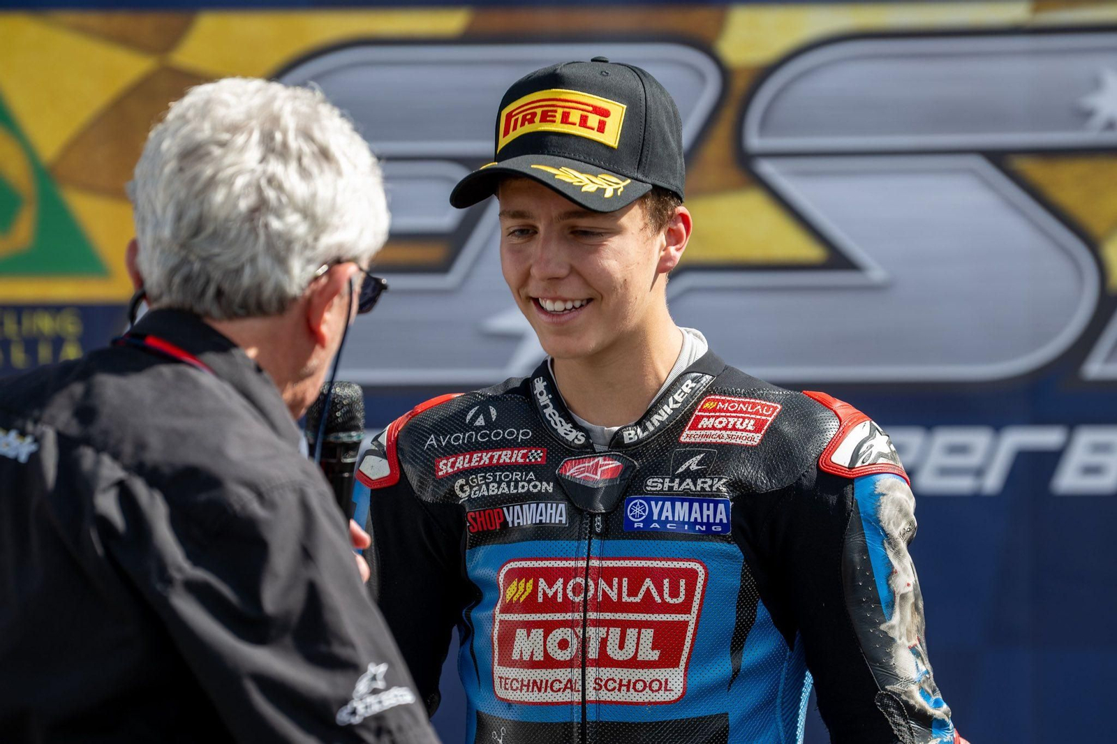 Jesús Torres recoge su trofeo como tercer clasificado.
