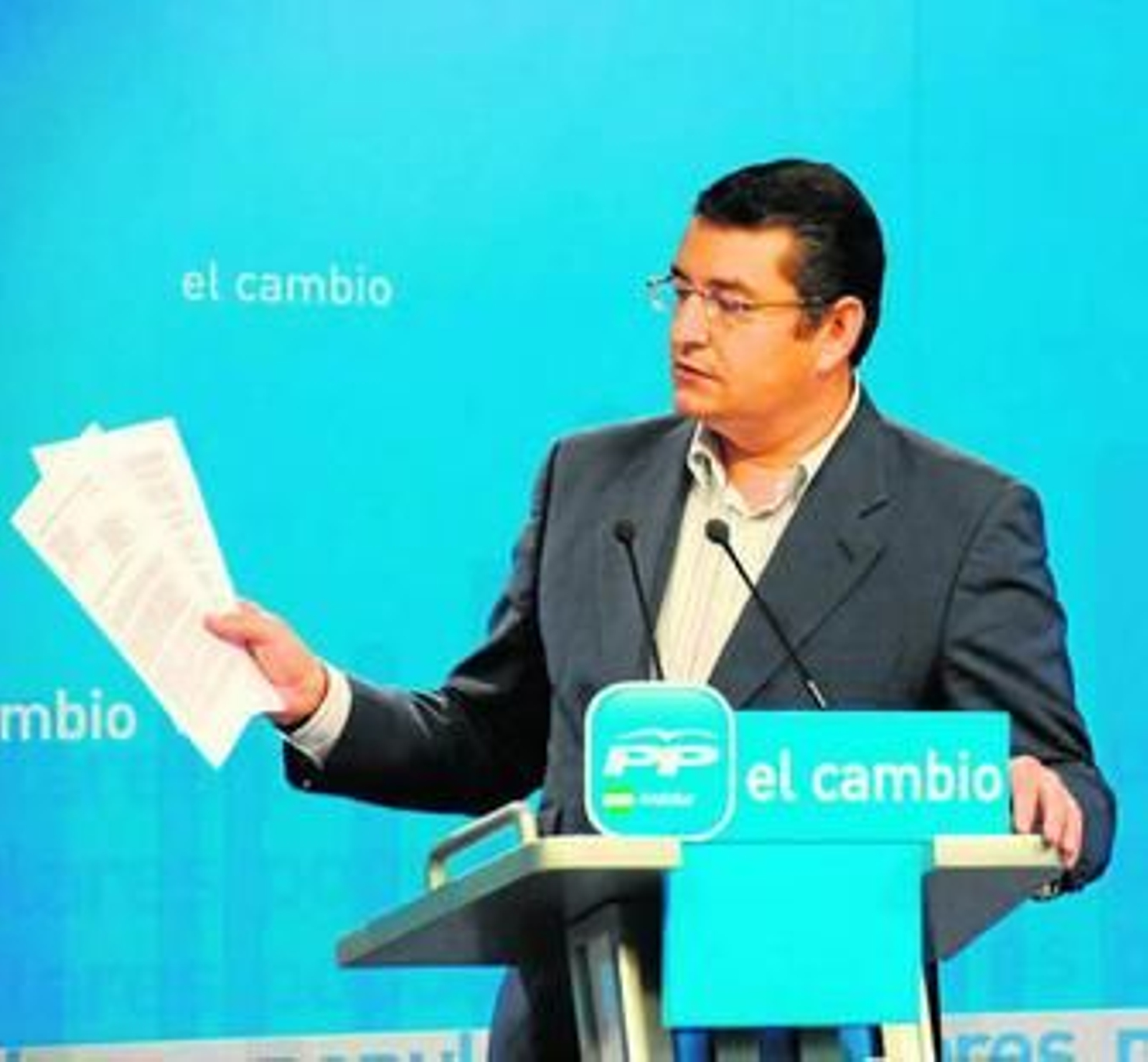 Antonio Sanz, ayer en la rueda de prensa en la que mostró los documentos sobre el ERE a A Novo Comlink.