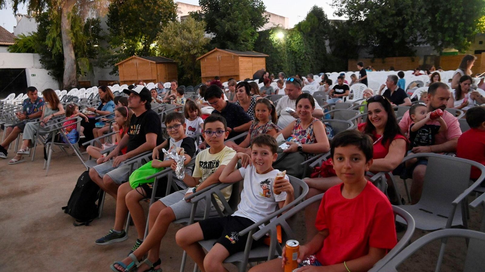Público en el cine de verano Delicias Público en el cine de verano Delicias
