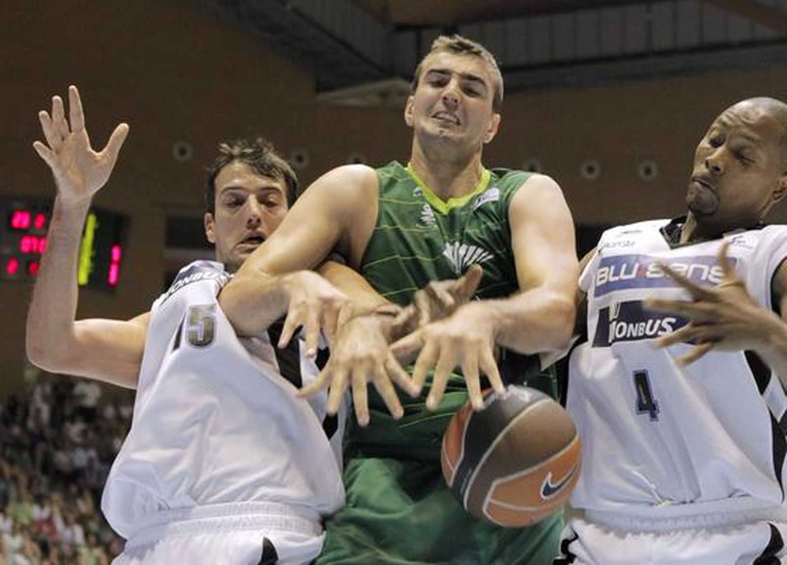 Unicaja vence en Santiago al Blusens Monbus por 71-78 después de sobreponerse a un mal inicio

Foto: ACBMEDIA