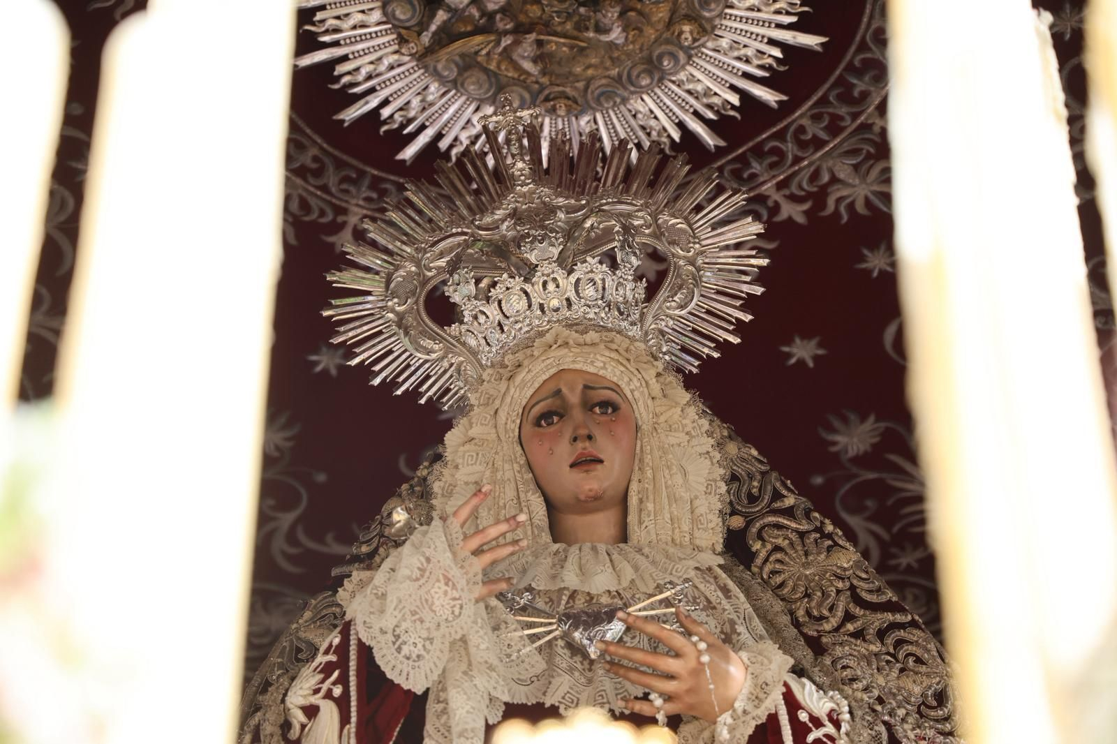Imágenes de la salida de Ntra. Madre y Sra. de los Dolores Coronada desde la Iglesia de la Concepción durante la Magna Mariana