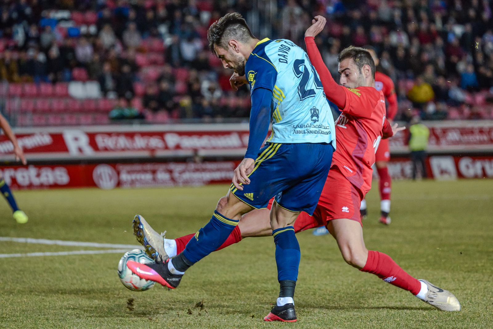 David Costas intenta hacer un centro al área en el duelo de Los Pajaritos
