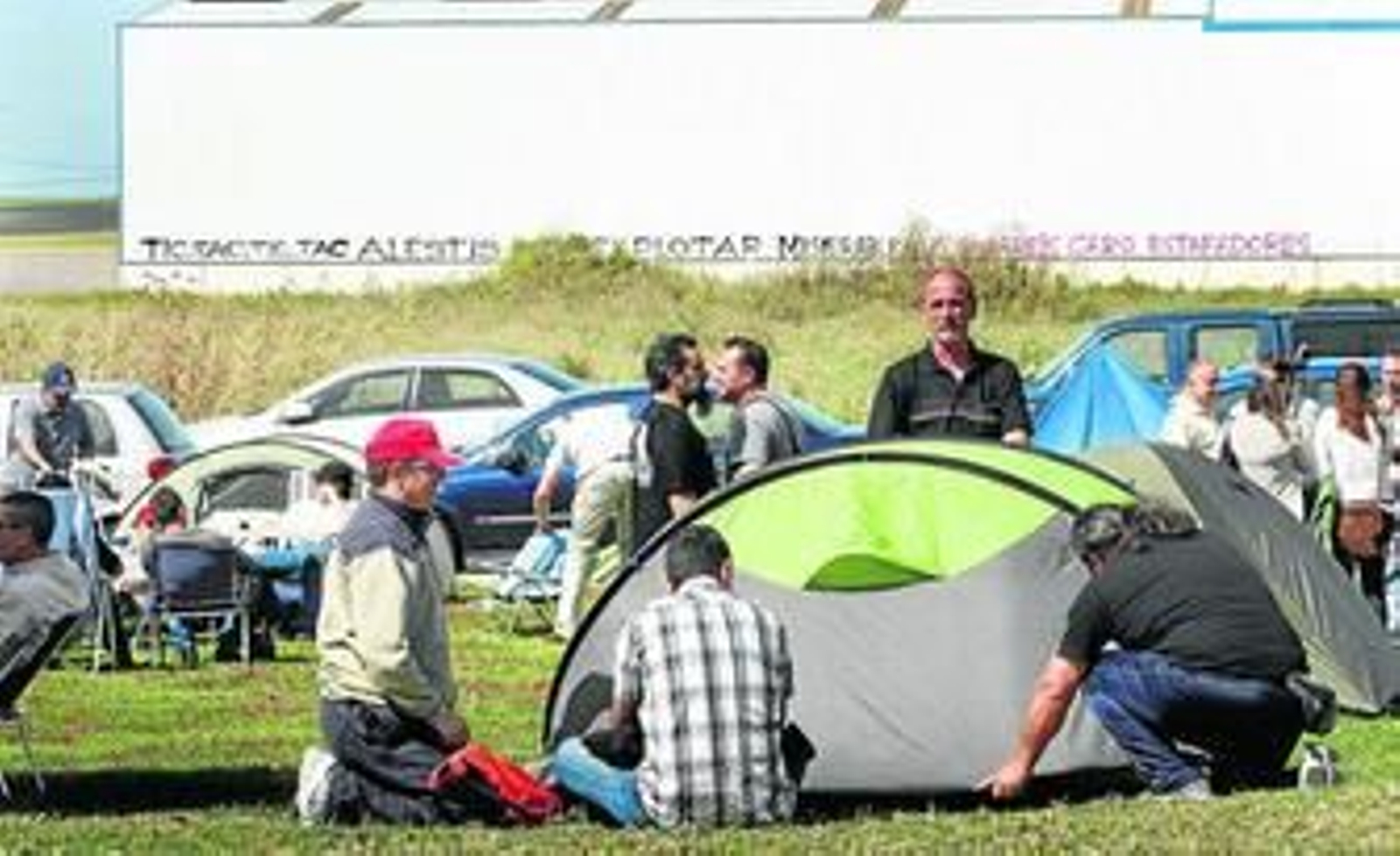 Trabajadores de Alestis, ayer acampados frente a la factoría de El Puerto.