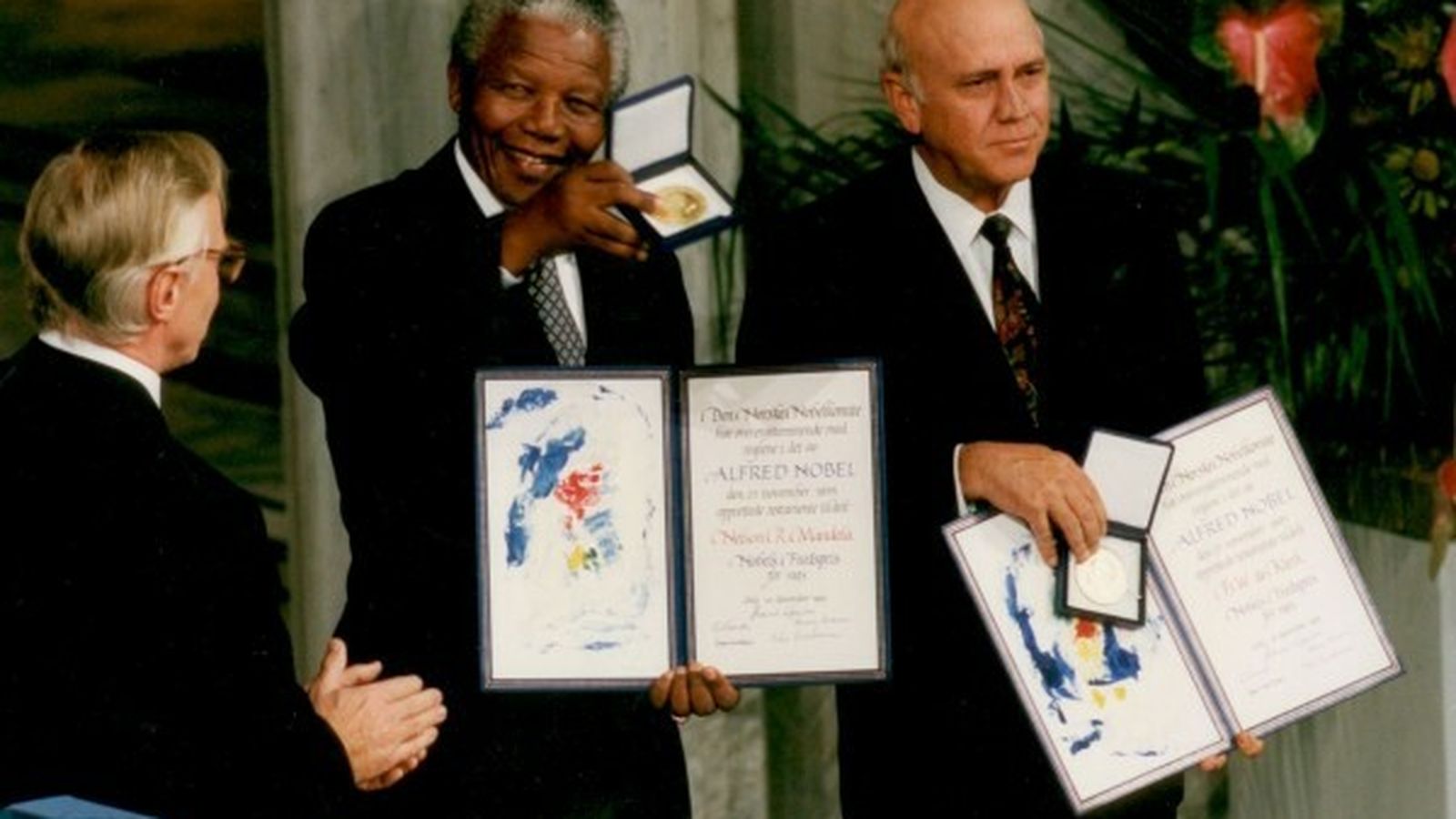 Nelson Mandela, a la izquierda.
