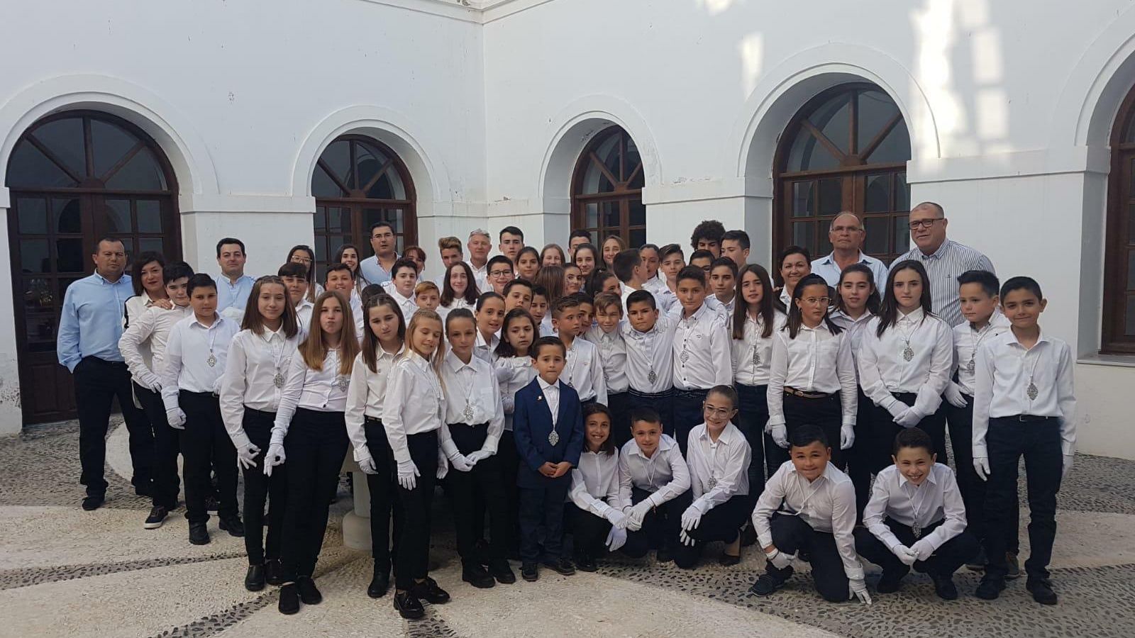 Los niños de Cuevas del Almanzora preparados para portar los tronos de la procesión de la tarde.
