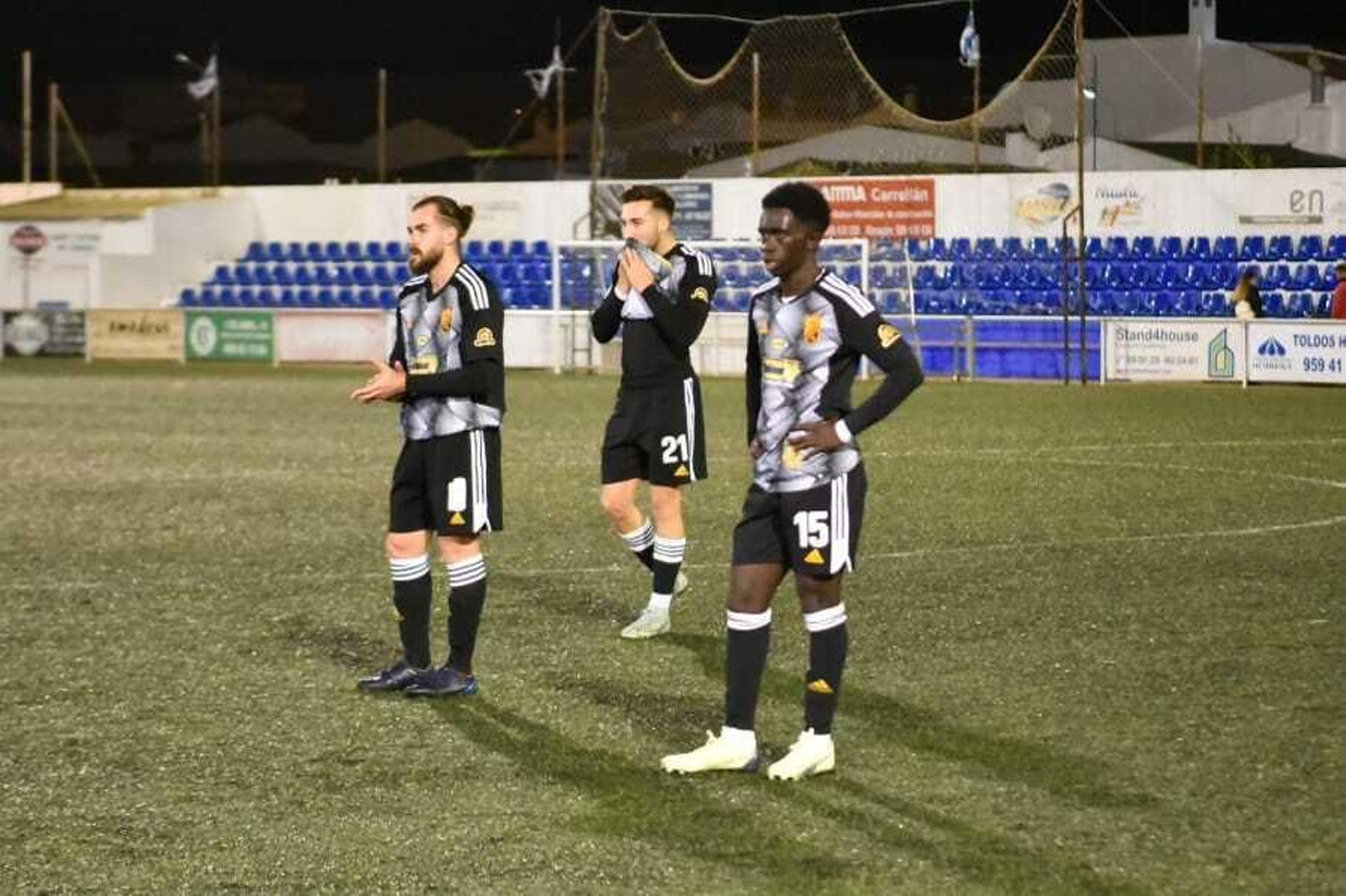 Los jugadores del Xerez CD, desolados tras perder en Bollullos en el 89'.