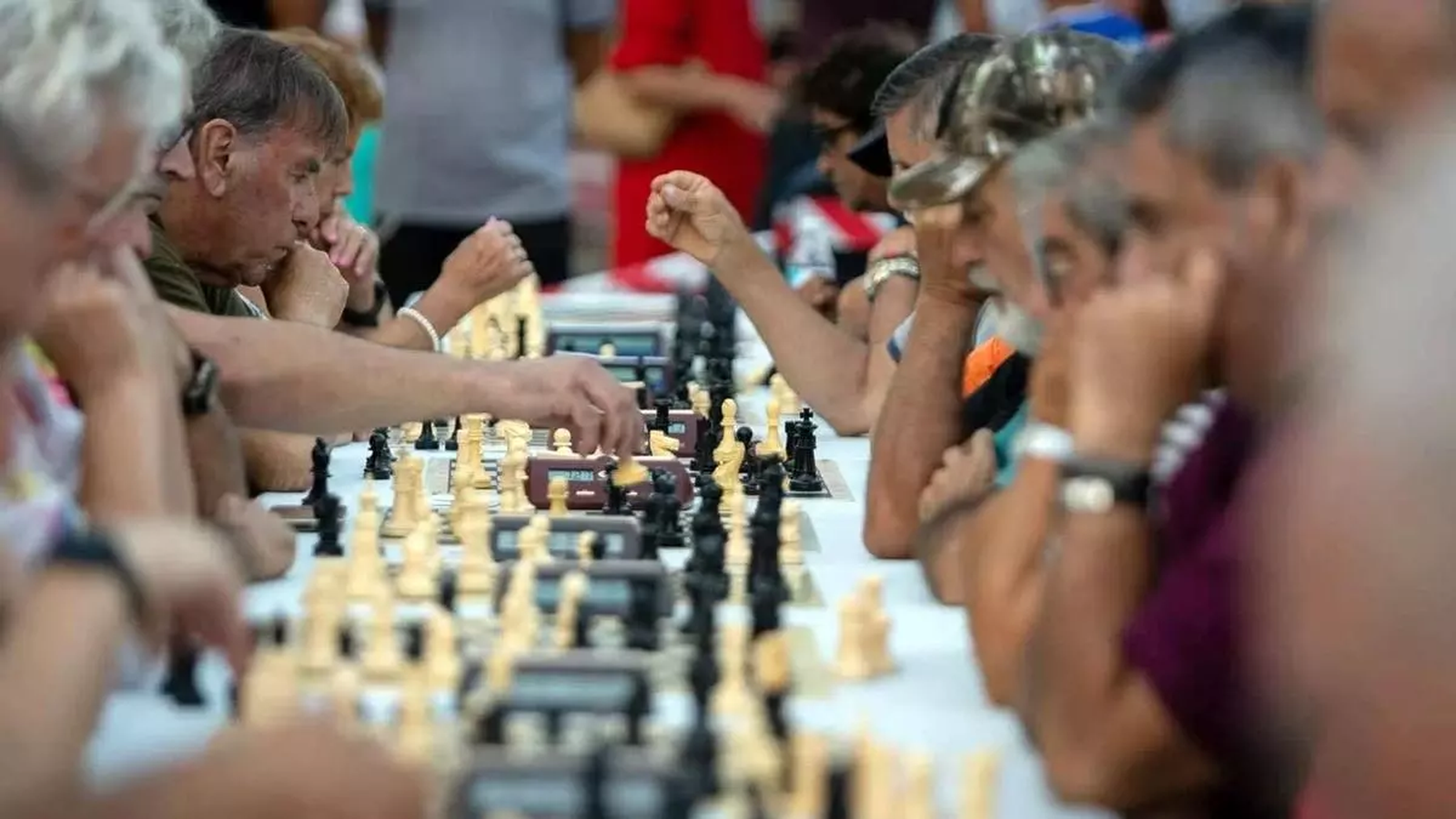 Un torneo nocturno de ajedrez en una imagen de archivo.