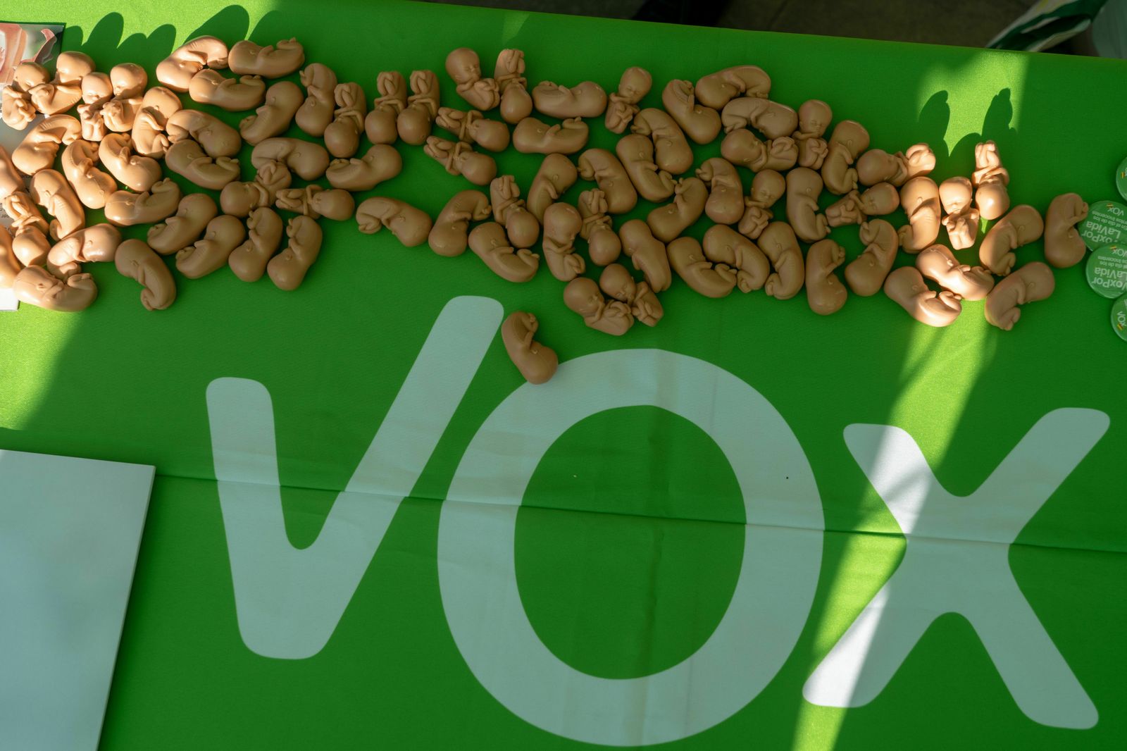 Varios de los muñecos con forma de feto que han sido repartidos por Vox en Sevilla este sábado