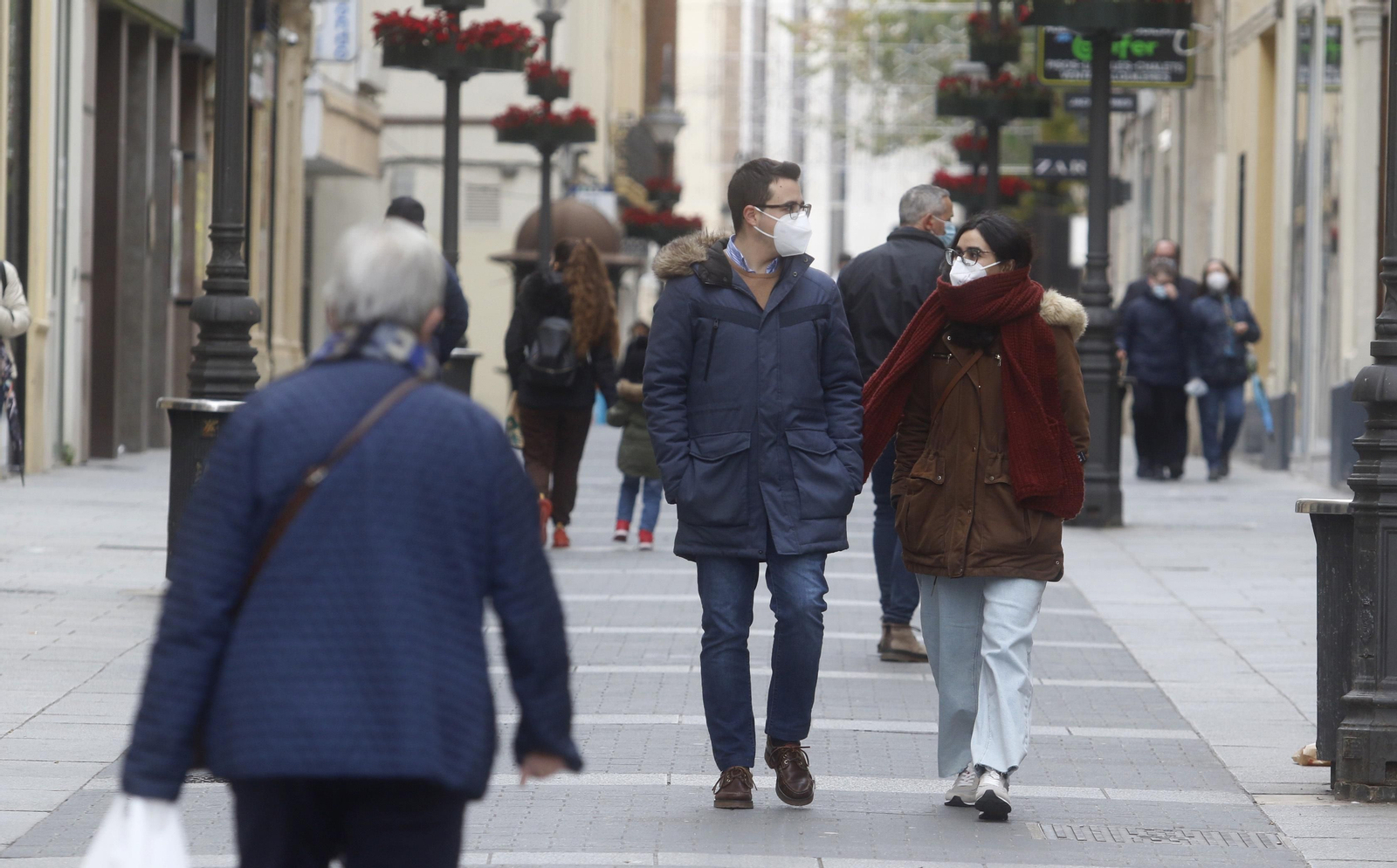 Varias personas caminan por el centro de Córdoba. Varias personas caminan por el centro de Córdoba.