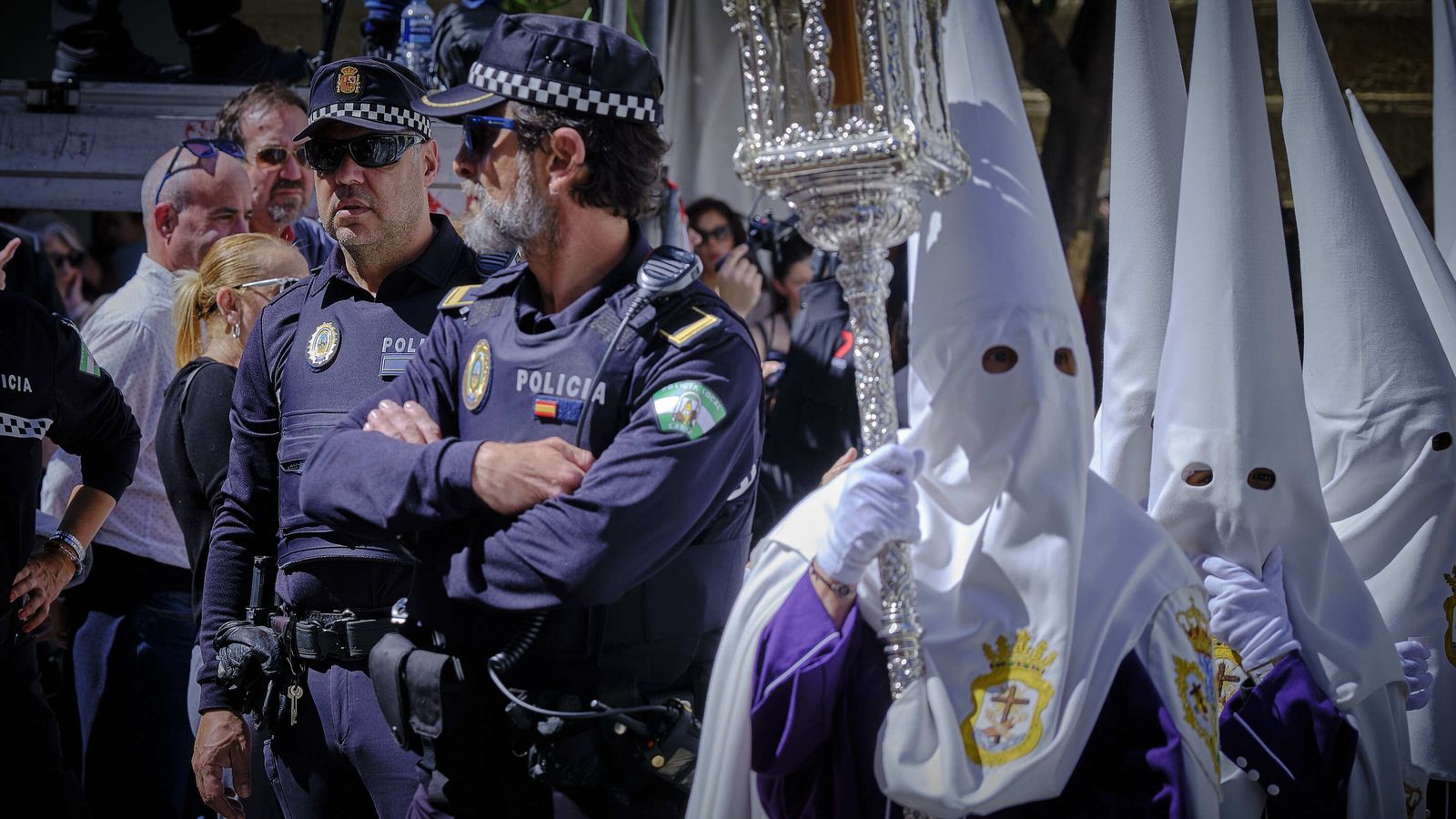 Dos policías junto al cortejo del Nazareno del Amor.