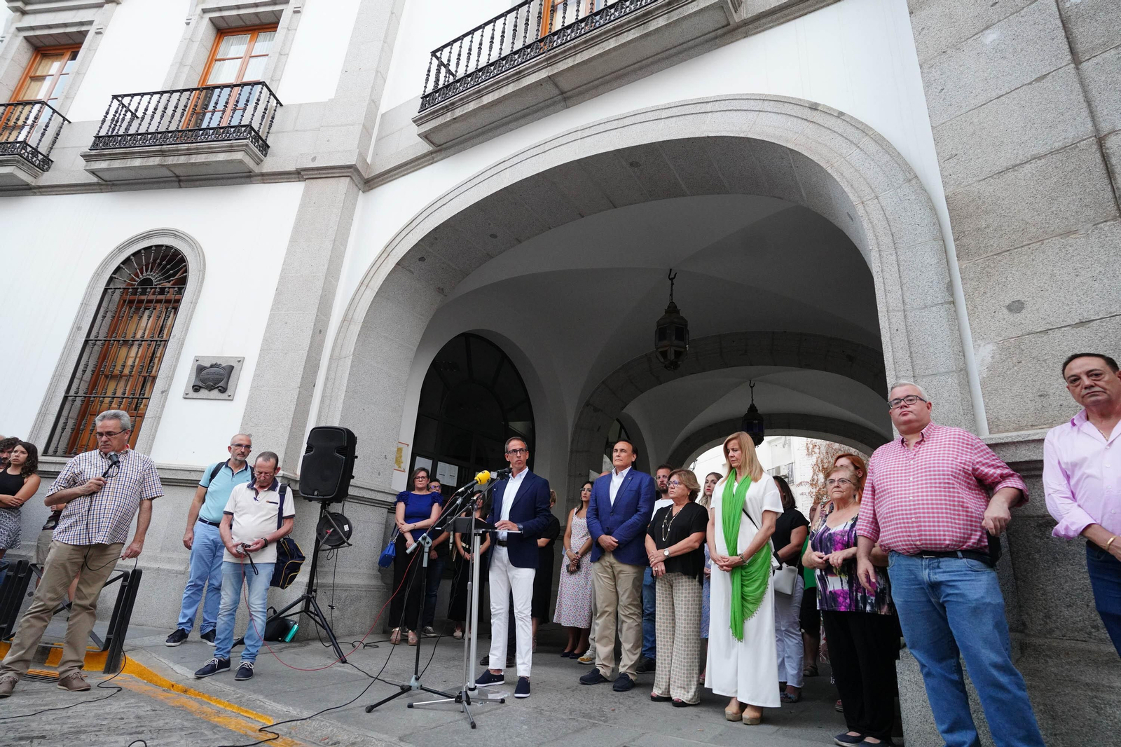 La concentración en repulsa al crimen machista de Pozoblanco, en imágenes