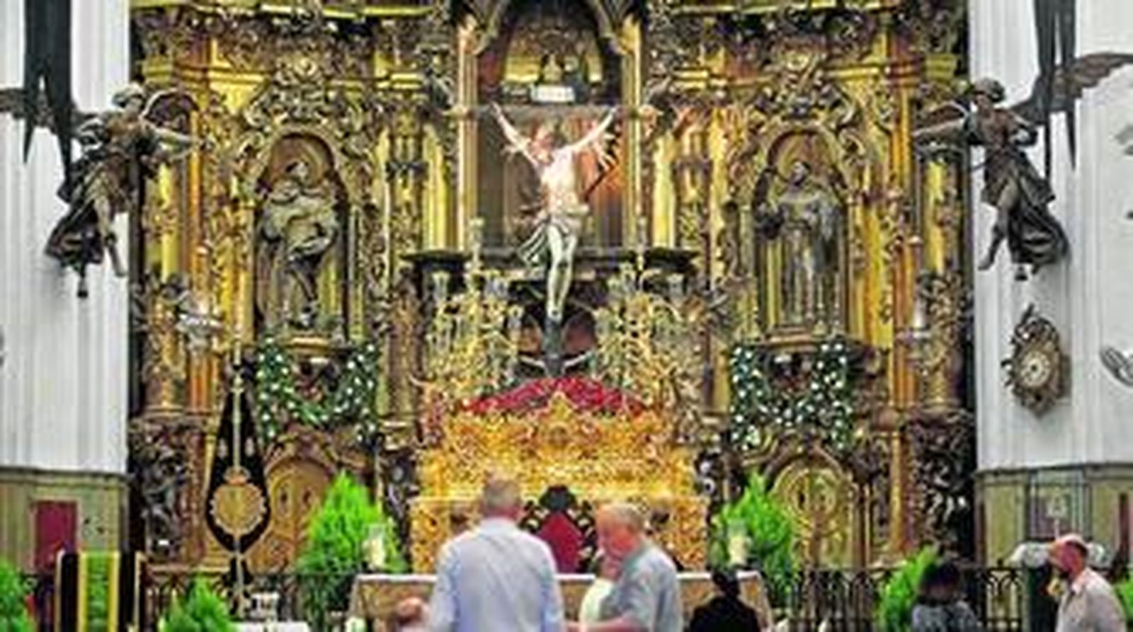 El Crucificado de Vera-Cruz, sobre su paso procesional presidiendo el altar mayor de San Francisco de cara a su salida extraordinaria del sábado.
