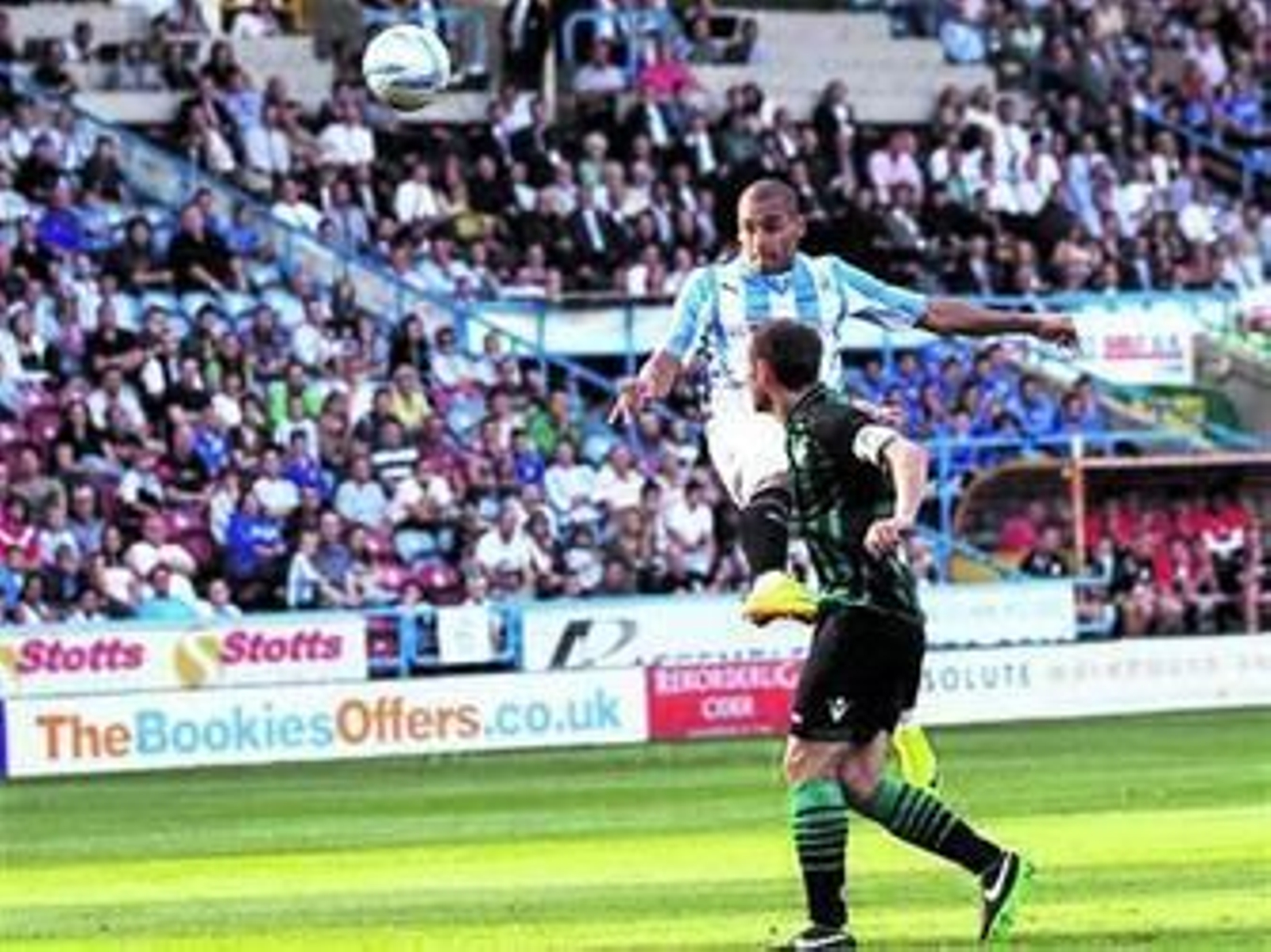 Vaughan remata para hacer el 1-0 en presencia de Nacho.