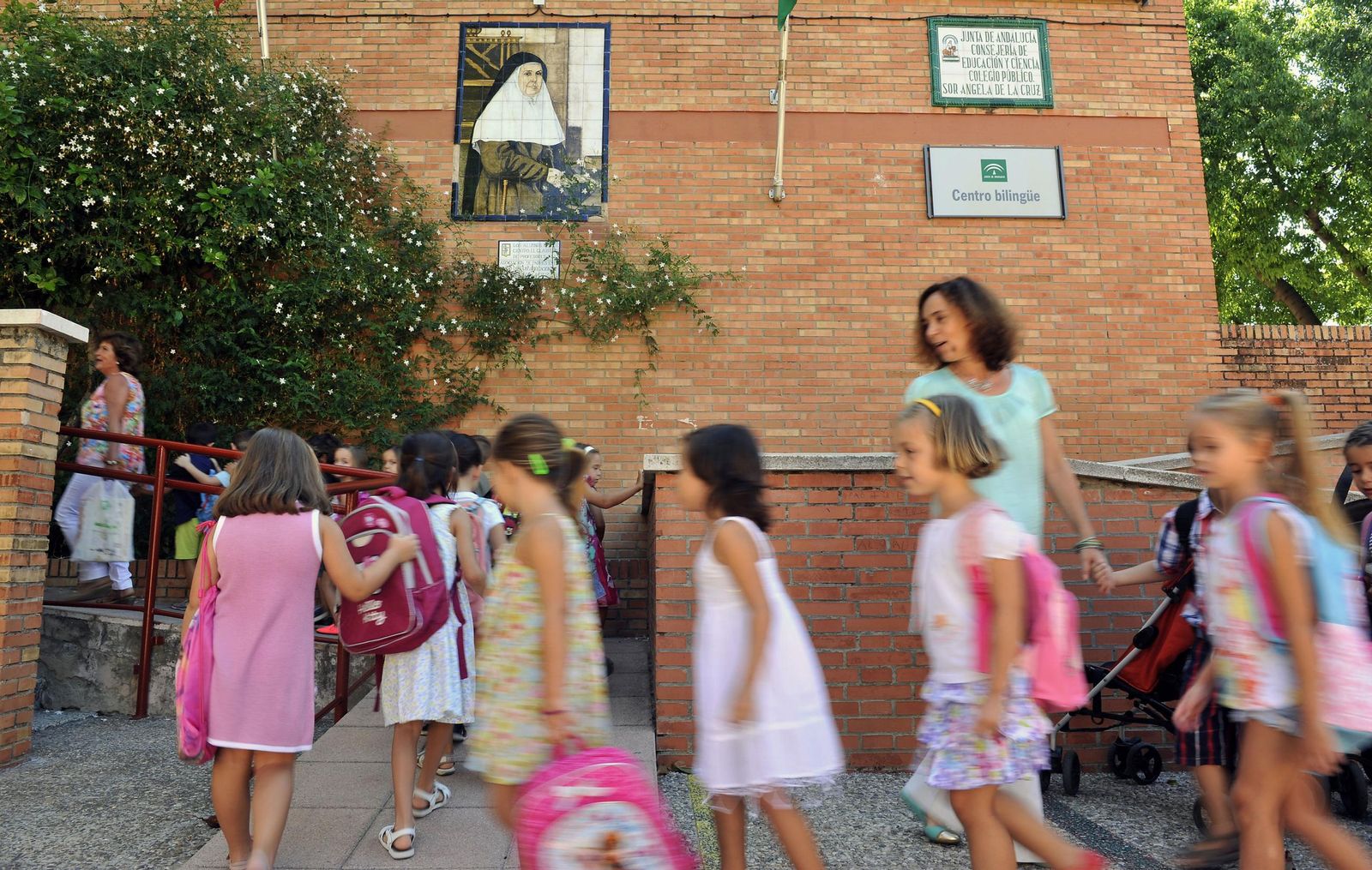 Los alumnos entrando en el CEIP Sor Ángela de la Cruz.