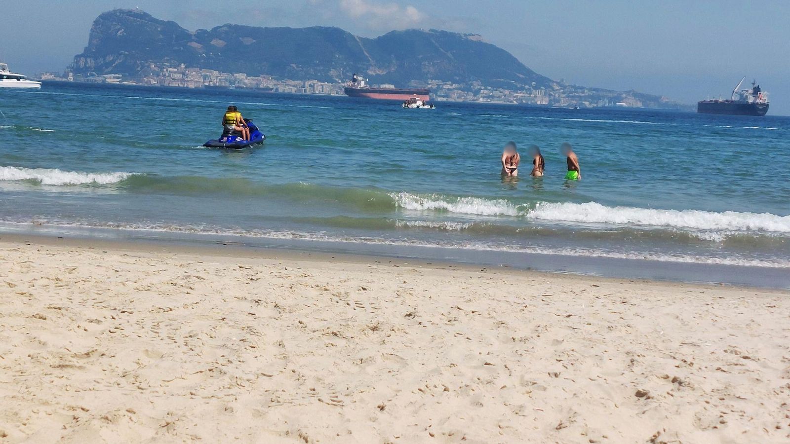 Una moto de agua junto a los bañistas en El Rinconcillo de Algeciras.