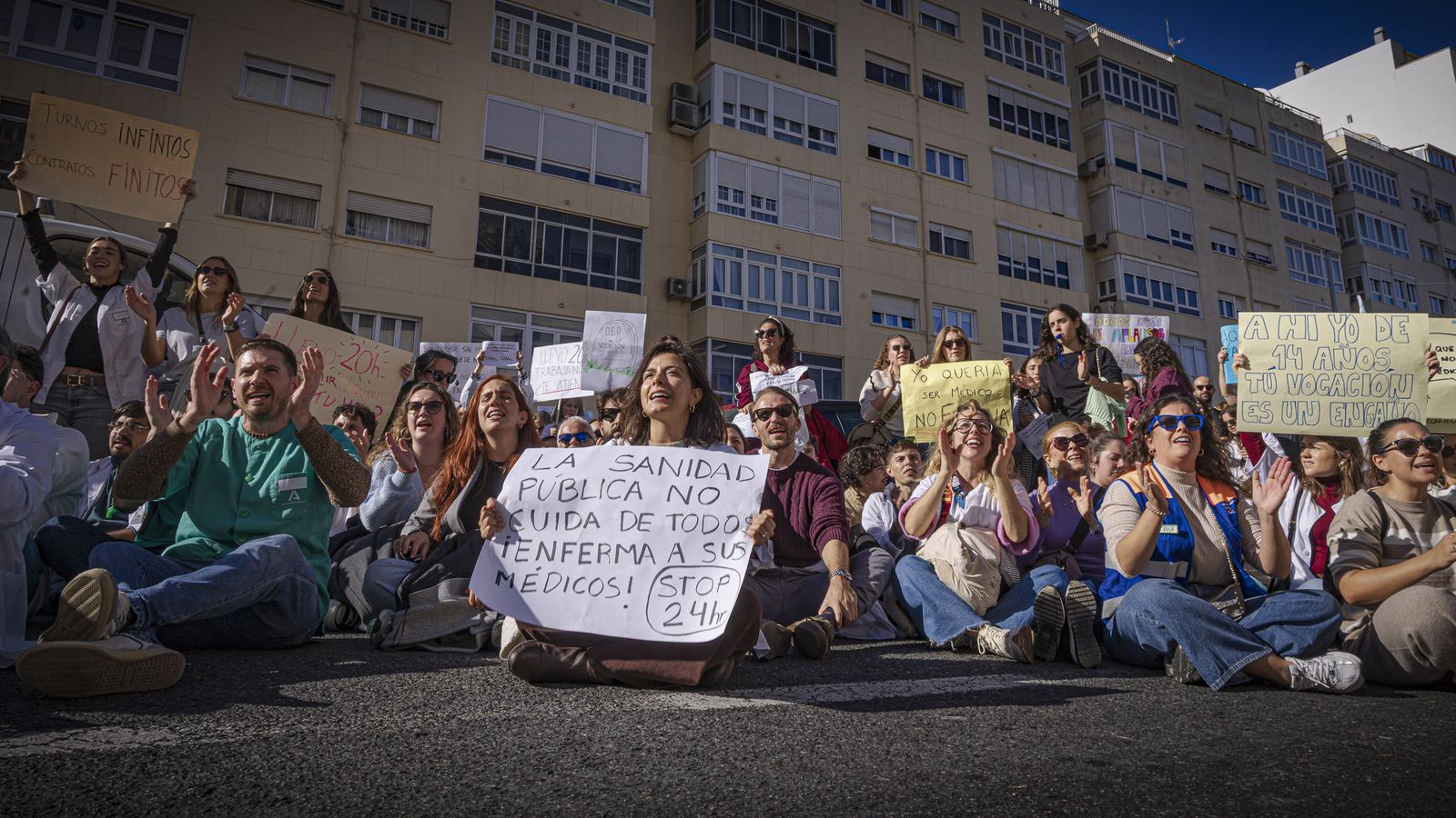 Las imágenes de la manifestación de médicos durante su tercer día de huelga en Cádiz