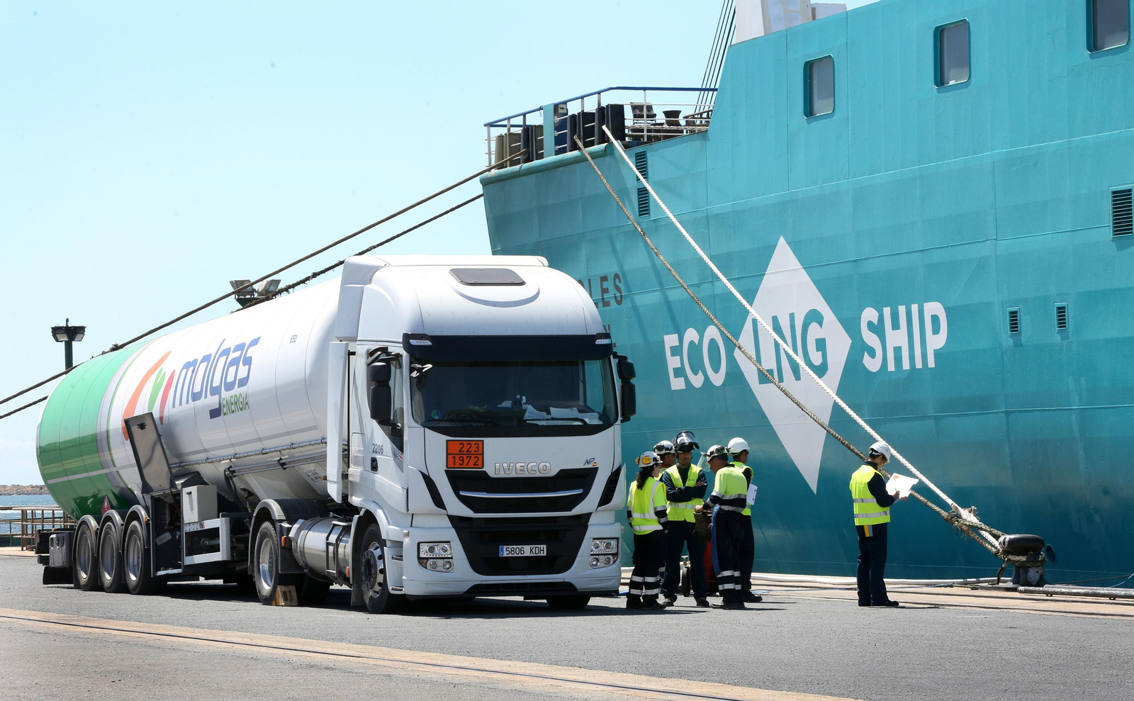 Imagen del abastecimiento que tuvo lugar ayer en el Muelle Sur del Puerto de Huelva.