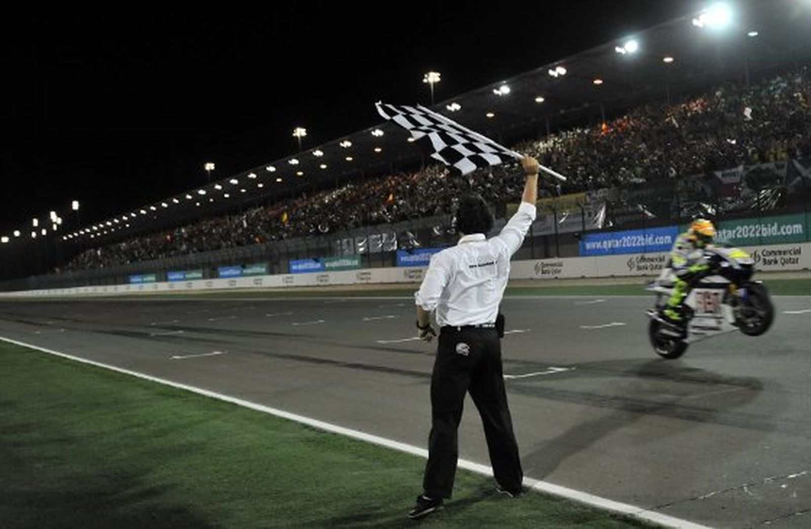 Valentino Rossi aventajó a Lorenzo en un 1,022 segundos en línea de meta

Foto: Agencias