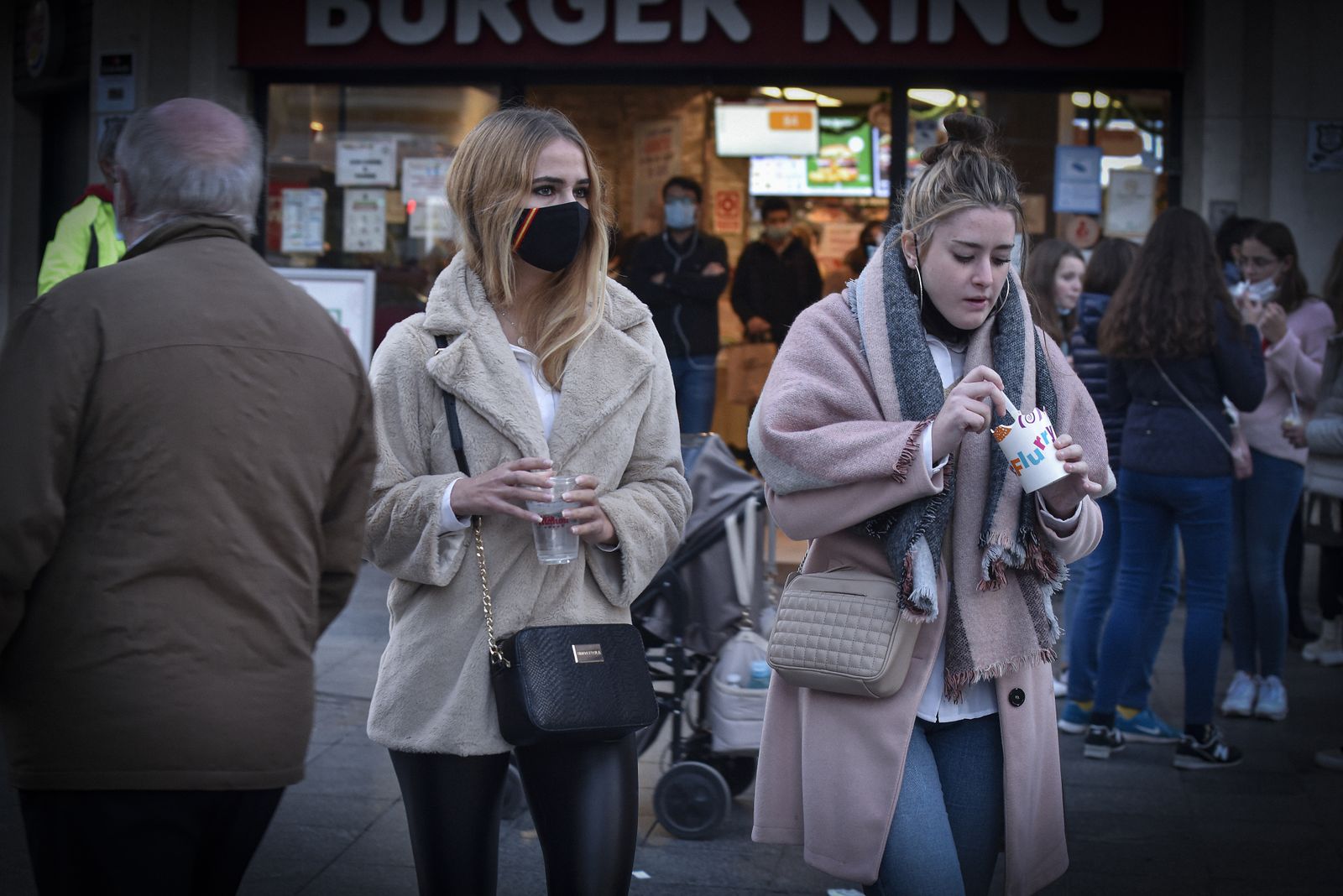 Sábado de ambiente, y encendido de luces de Navidad en Sevilla