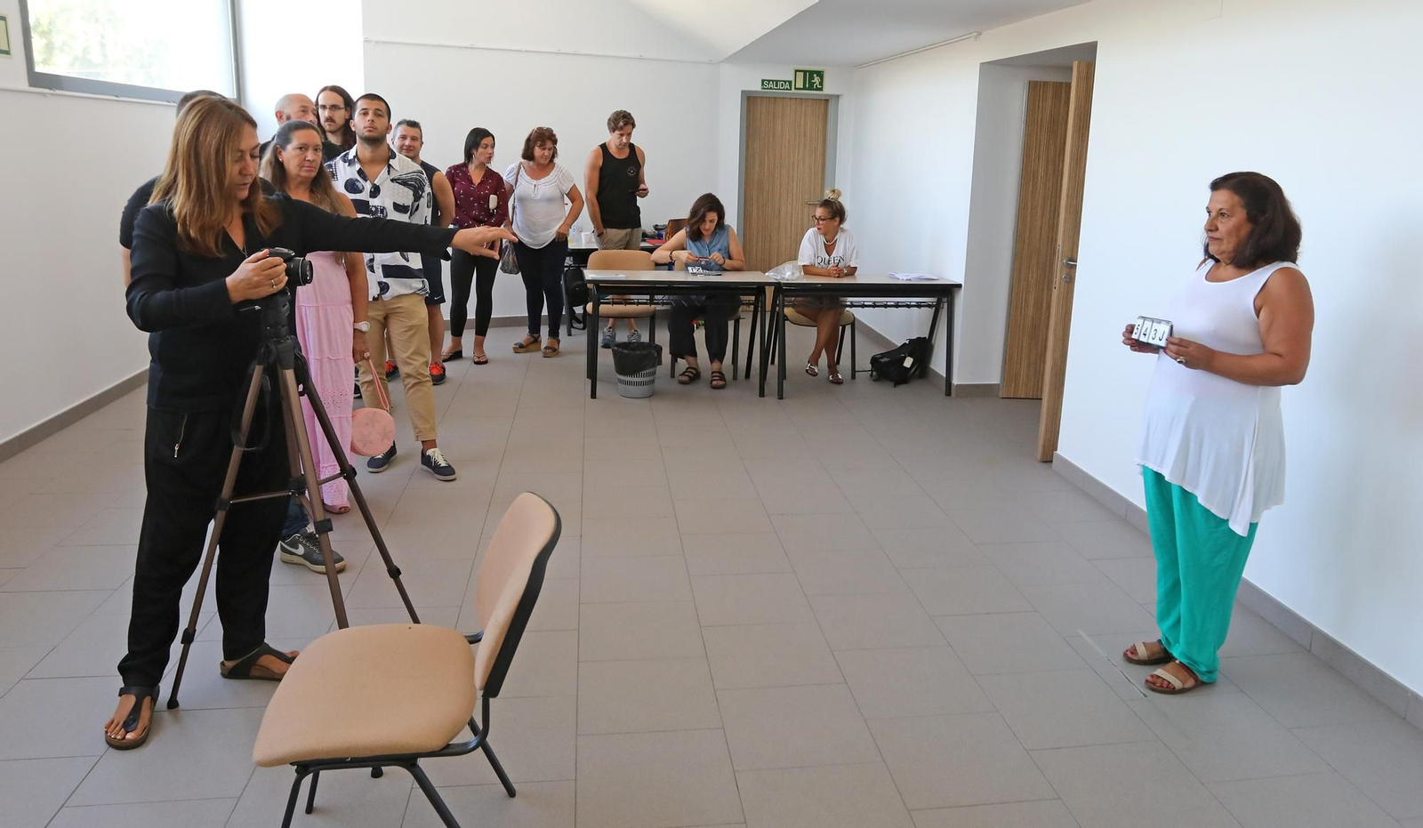 Una de las participantes del casting para el rodaje de 'The Crown' ayer en el centro social Blas Infante.