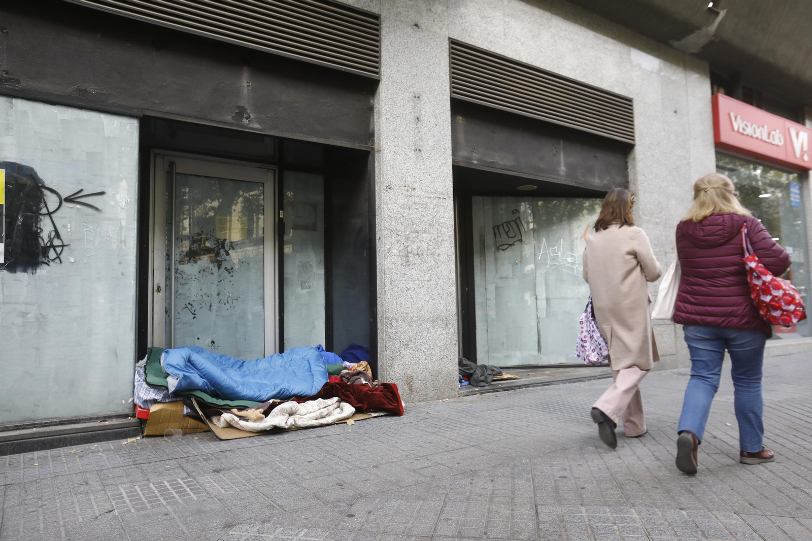 Pertenencias en un local vacío de una persona sin hogar en Córdoba.