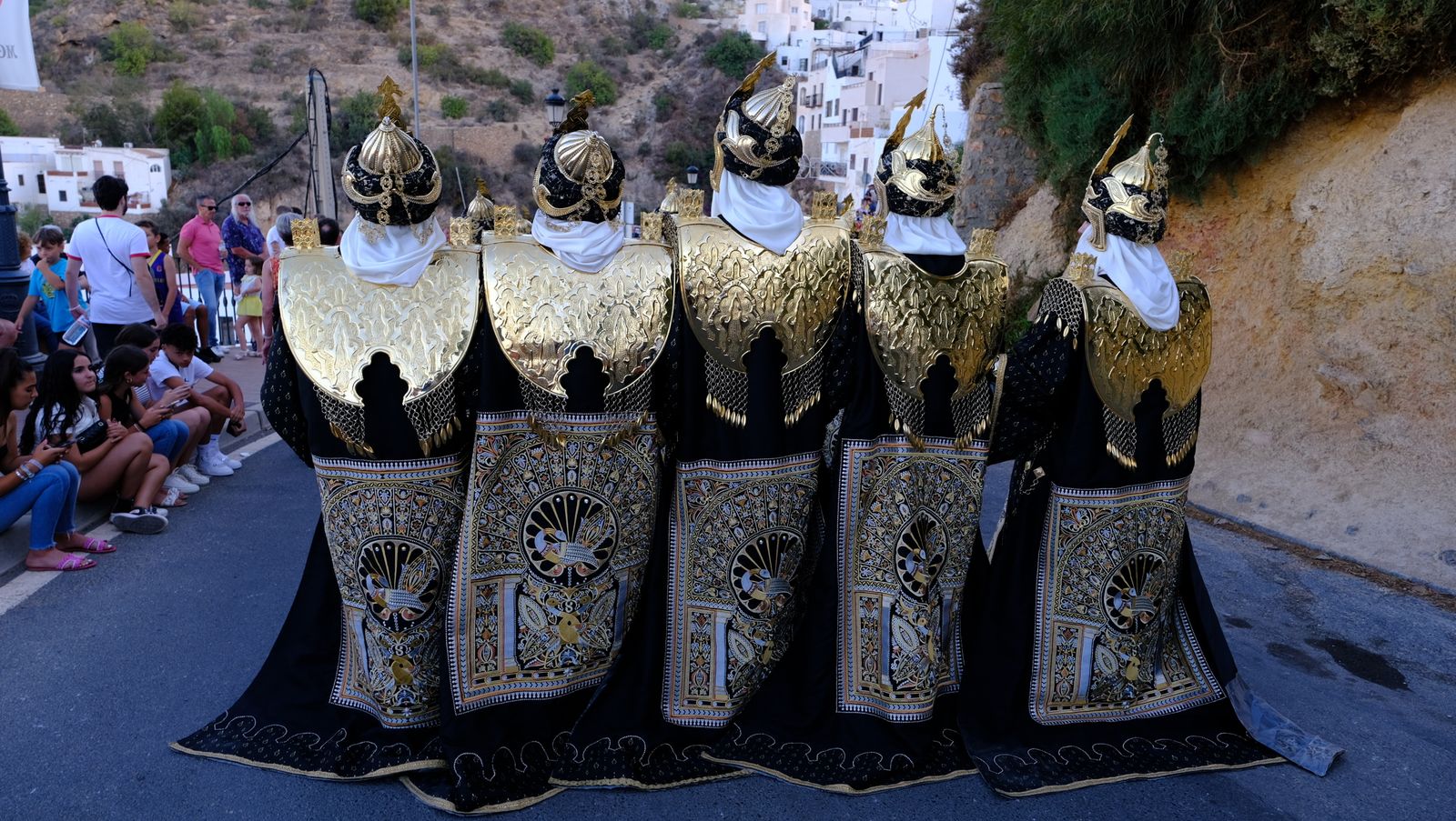 El espectacular desfile de Moros y Cristianos de Mojácar, en imágenes