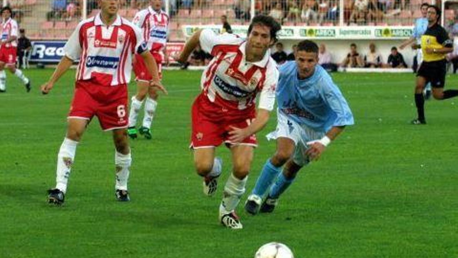 Luna busca un balón en aquel encuentro.