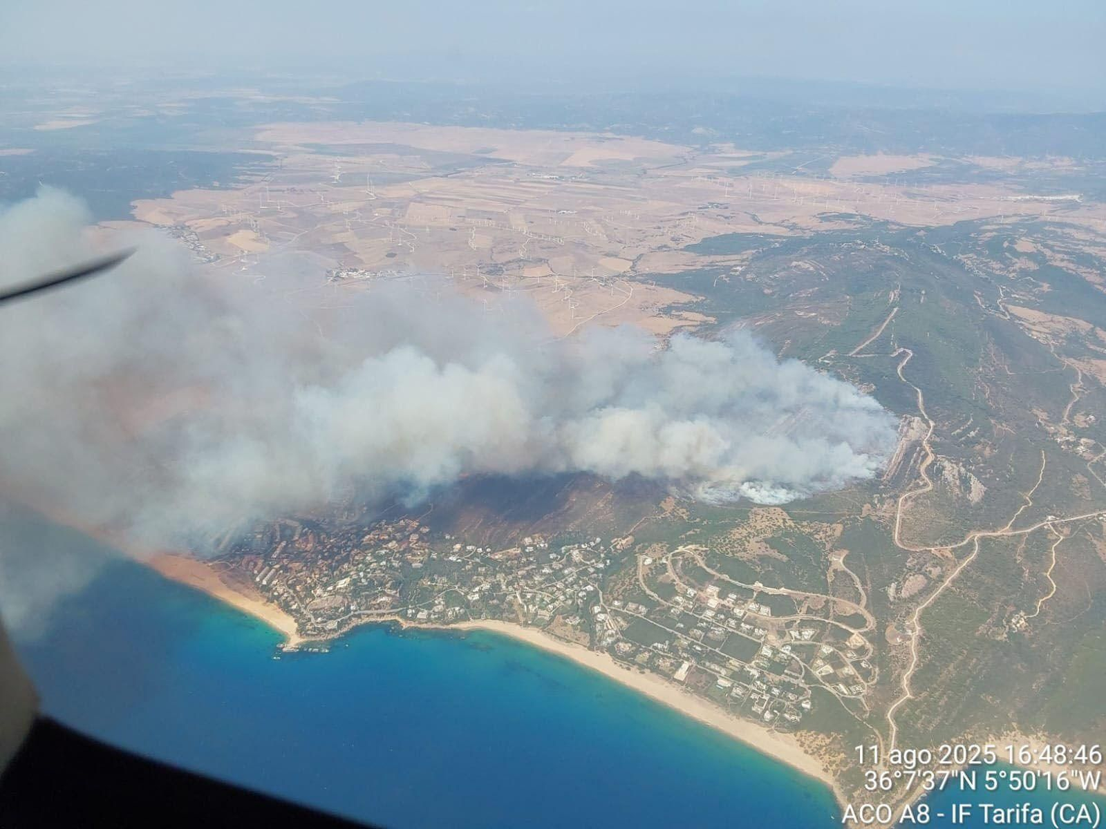 Imagen aérea desde el avión del Infoca del incendio en Tarifa.