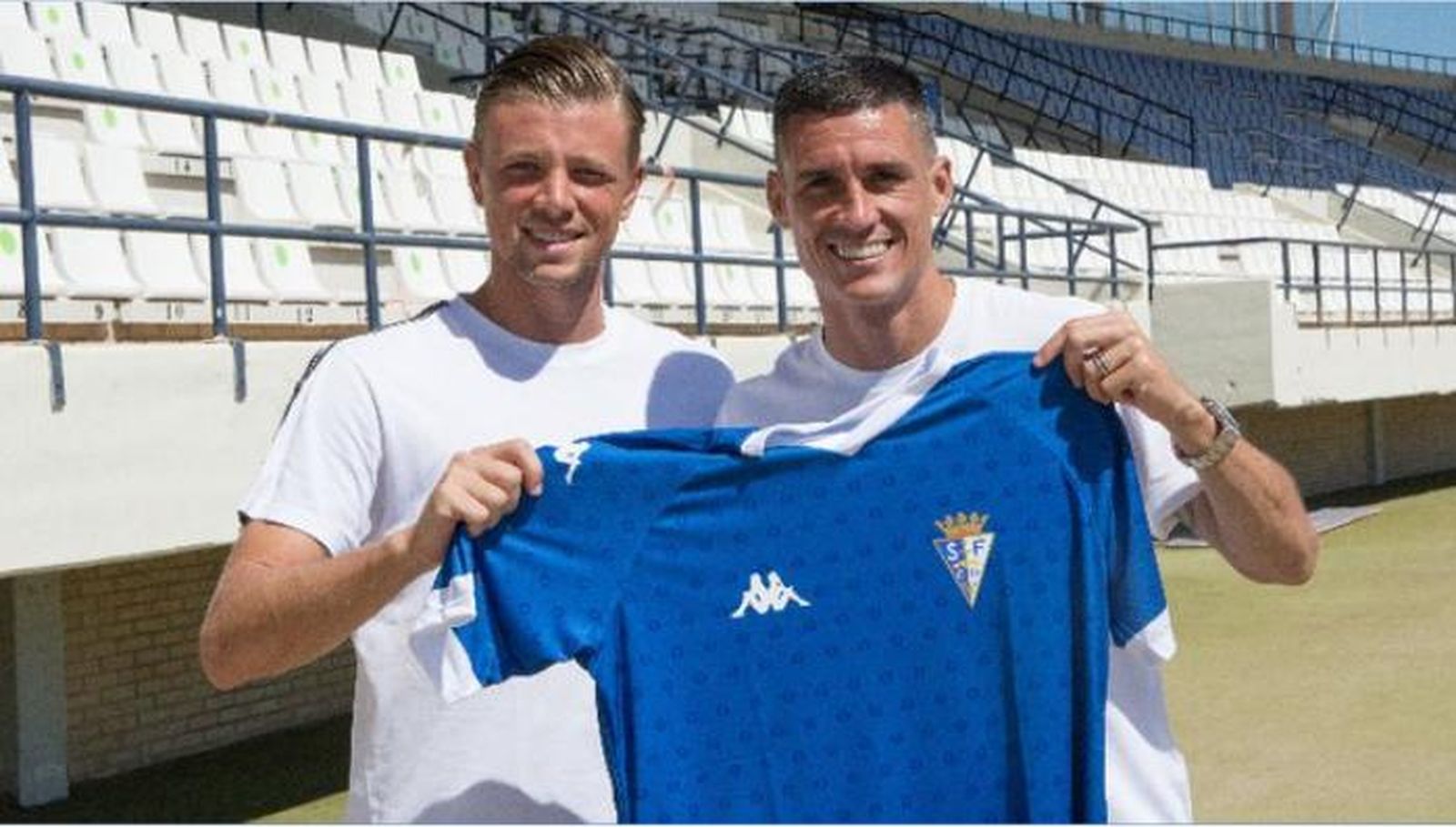 Egelfi y Callejón sostienen una camiseta ante la Tribuna del Iberoamericano.