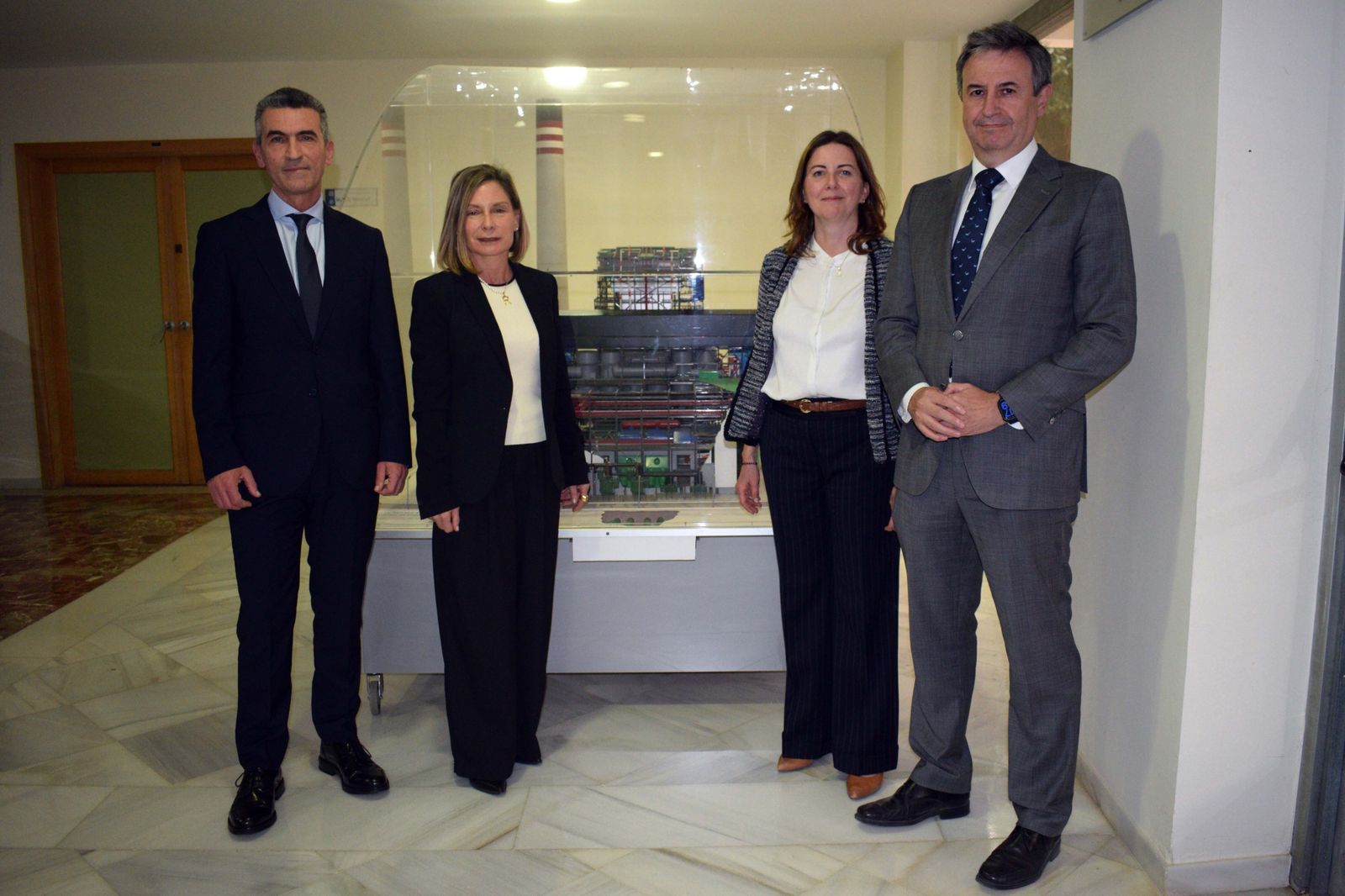 El vicerrector de Postgrado y Relaciones Institucionales, Fernando Carvajal; la directora de la Escuela Superior de Ingeniería, Rosa Ayala; la responsable de proyectos de sostenibilidad de Endesa en la zona sur, Margarita Martínez Perales, y el director de Endesa en Andalucía, Extremadura, Ceuta y Melilla, Rafael Sánchez Durán.