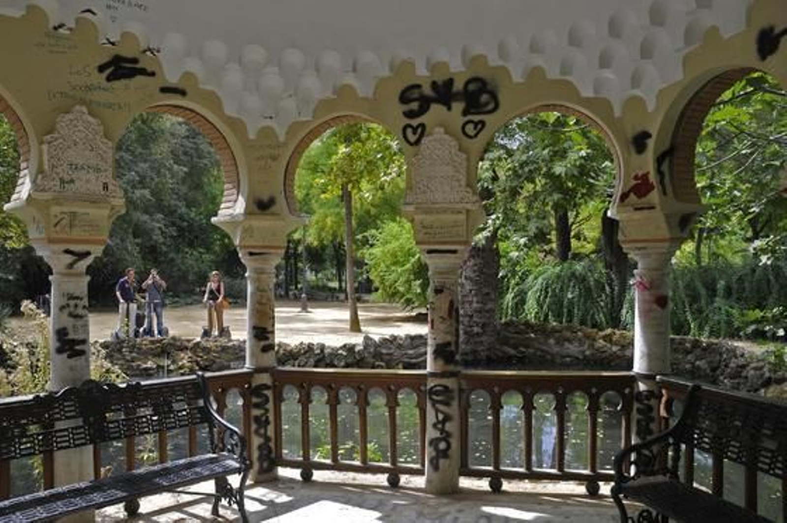 Pintadas y vandalismo en uno de los miradores del parque de María Luisa, para sorpresa de los turistas.

Foto: Juan Carlos Vázquez