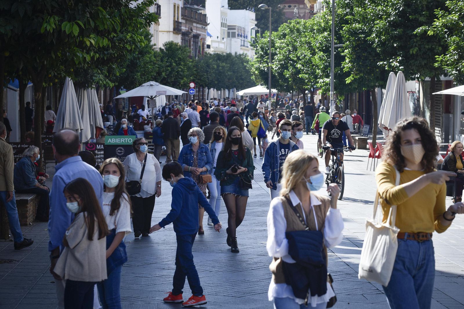La trianera calle San Jacinto completamente repleta en la mañana del domingo.