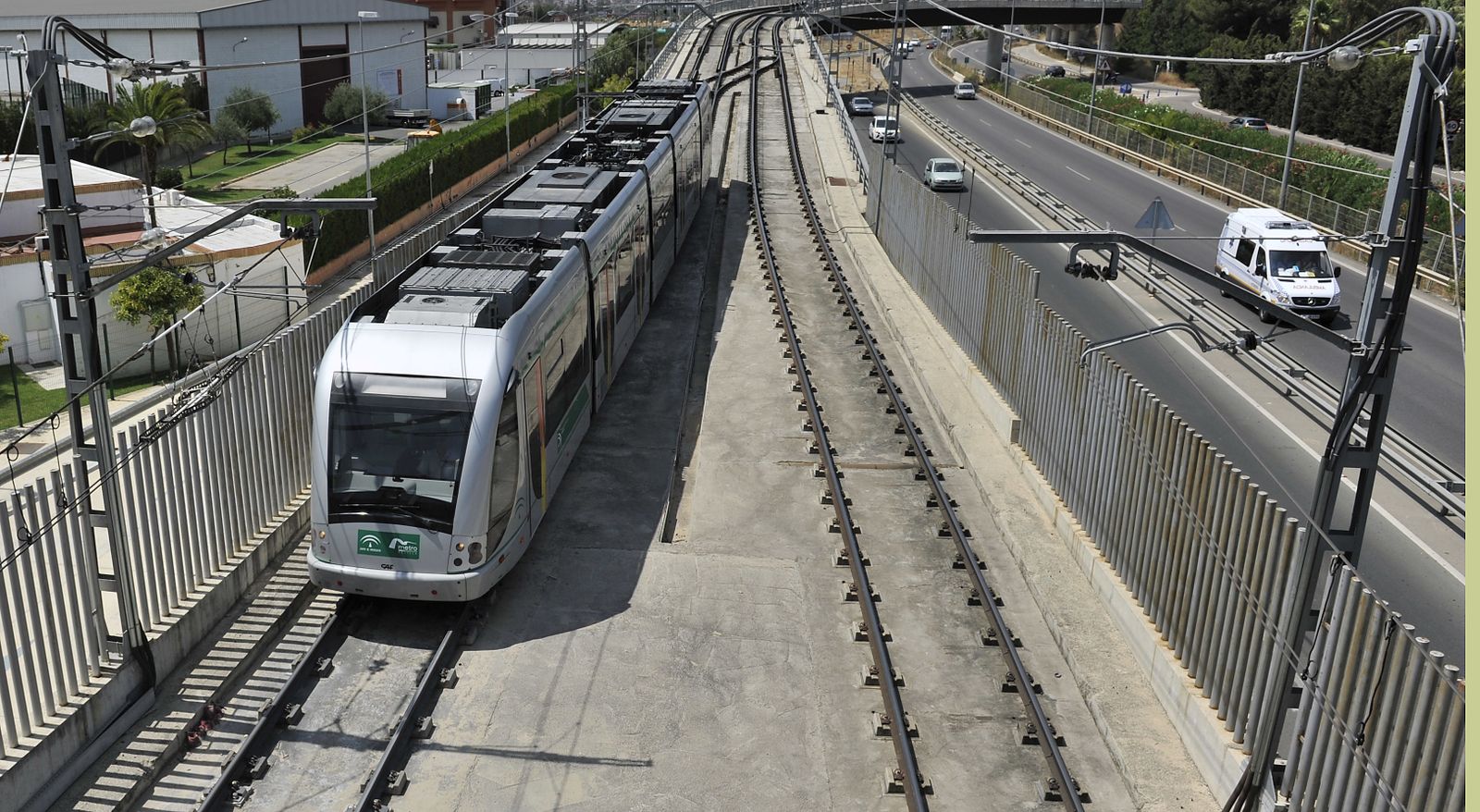 Un vagón del Metro  entre Montequinto  y Olivar de Quintos.