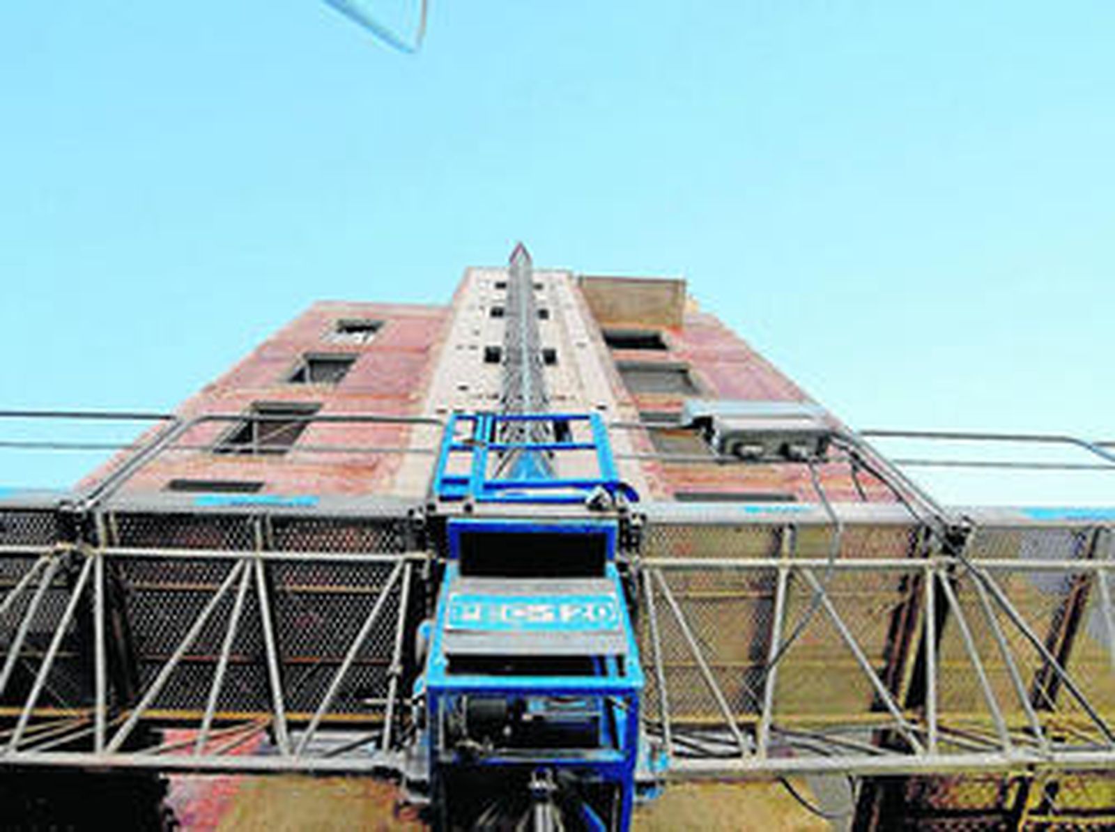 Un edificio en construcción, una imagen que es cada vez más difícil de encontrar en la provincia.