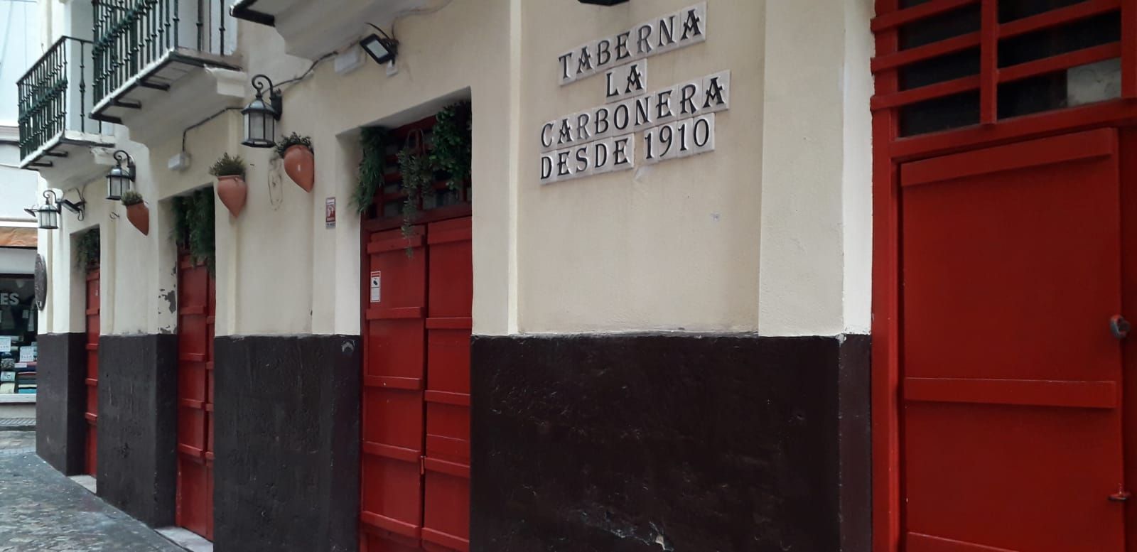 Fachada de la taberna La Carbonera, de Cádiz, hoy cerrada.