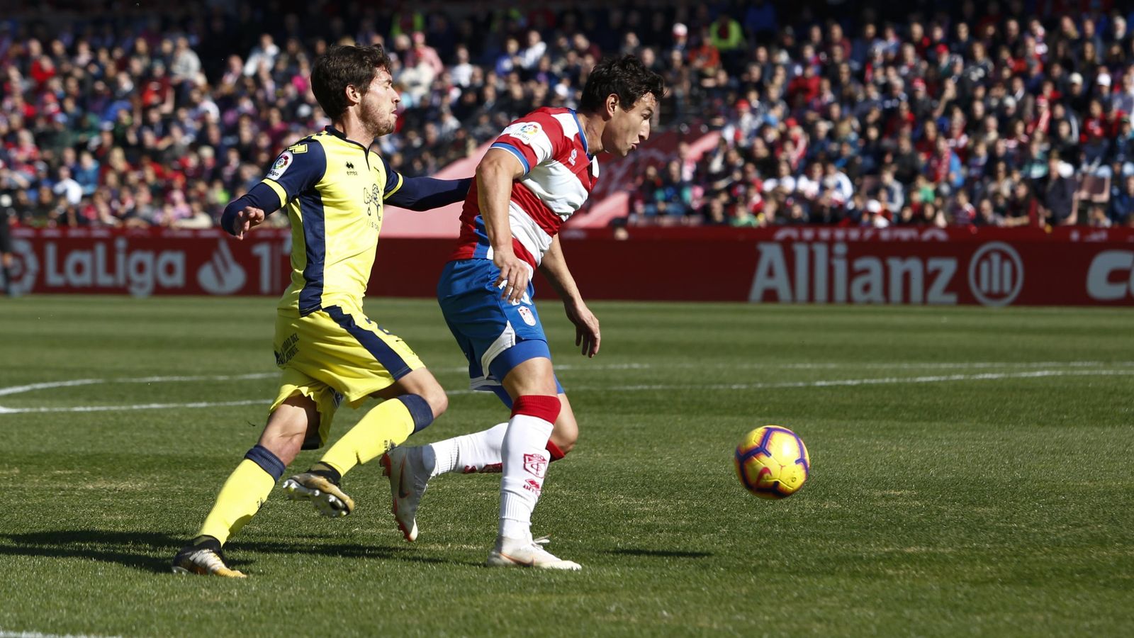 El centrocampista argentino Nico Aguirre es presionado por Kako.